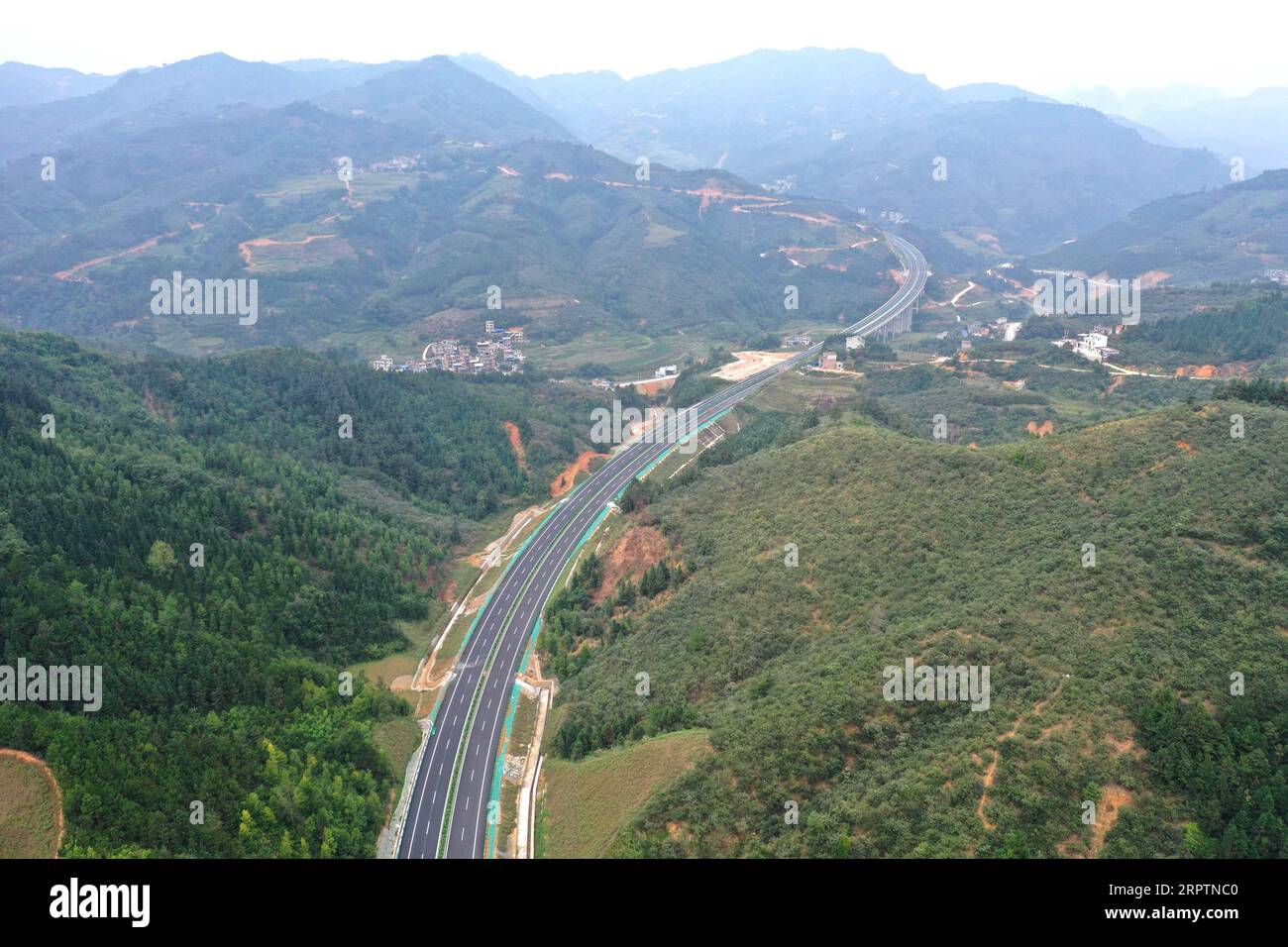 200417 -- NANNING, 17 aprile 2020 -- foto aerea scattata il 6 novembre 2019 mostra una sezione di una superstrada che collega la contea di Leye e la città di Baise nella regione autonoma del Guangxi Zhuang nella Cina meridionale. Pur confinando con la ricca provincia del Guangdong e vantando una costa di 1.500 chilometri, la regione autonoma del Guangxi Zhuang è una regione montuosa ed è stata a lungo afflitta dalla povertà. Le difficoltà di trasporto sono rimaste un ostacolo importante allo sviluppo rurale, soprattutto nelle aree rurali del Guangxi, chiuse dalle montagne. Un accesso alla strada inadeguato era comune e la maggior parte delle volte le persone dovevano camminare. Molte strade erano eithe Foto Stock