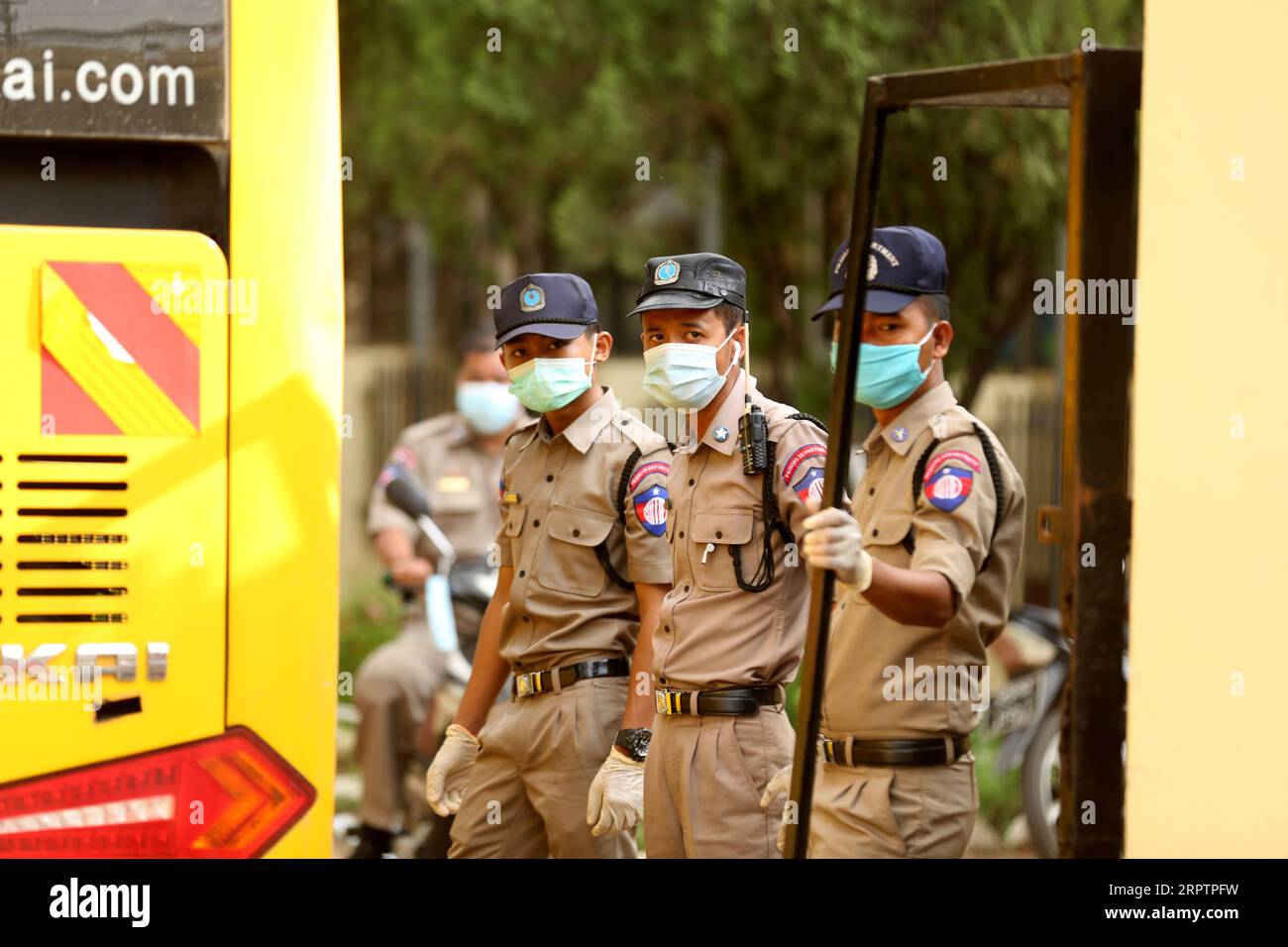 200417 -- YANGON, 17 aprile 2020 -- il personale della prigione che indossa maschere sta di guardia all'ingresso della prigione di Insein a Yangon, Myanmar, 17 aprile 2020. Il governo del Myanmar ha concesso l'amnistia a un totale di 24.983 prigionieri incondizionatamente venerdì, primo giorno del capodanno del Myanmar. MYANMAR-YANGON-CAPODANNO-PRIGIONIERO-AMNESTY UXAUNG PUBLICATIONXNOTXINXCHN Foto Stock