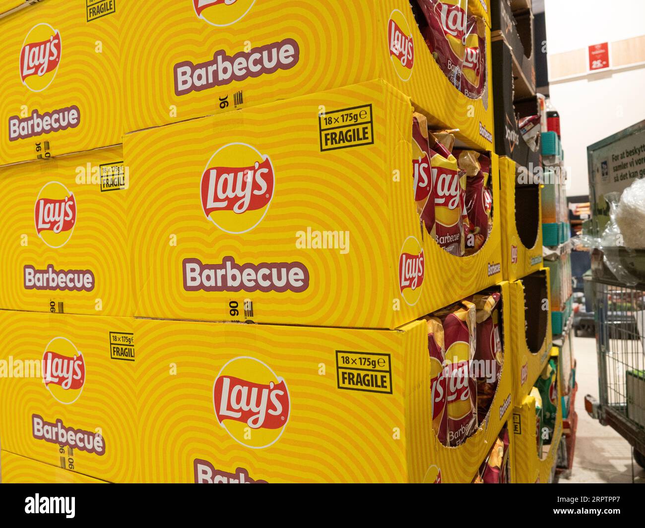 Patatine Lay's in vendita nel negozio di alimentari. I sacchetti per trucioli sono in una grande scatola di cartone. Copenhagen, Danimarca - 3 settembre 2023. Foto Stock