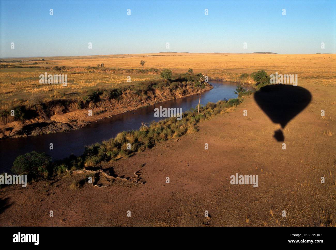 Mongolfiera che vola vicino al fiume Talek, alla riserva di caccia Masai Mara, Kenya Foto Stock