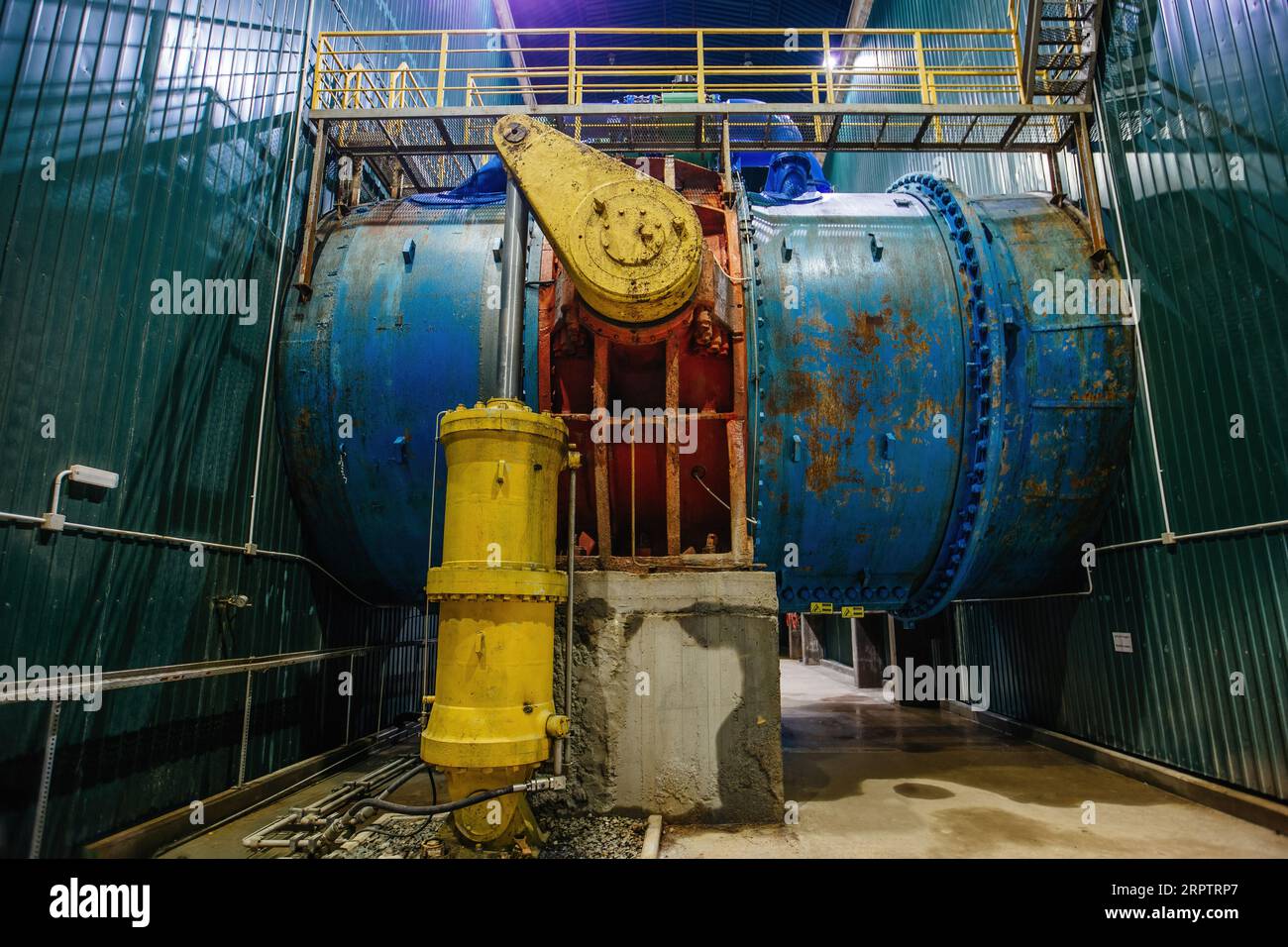 Ampio tubo di aspirazione dell'acqua con sistema di regolazione dell'acqua nella centrale idroelettrica. Foto Stock