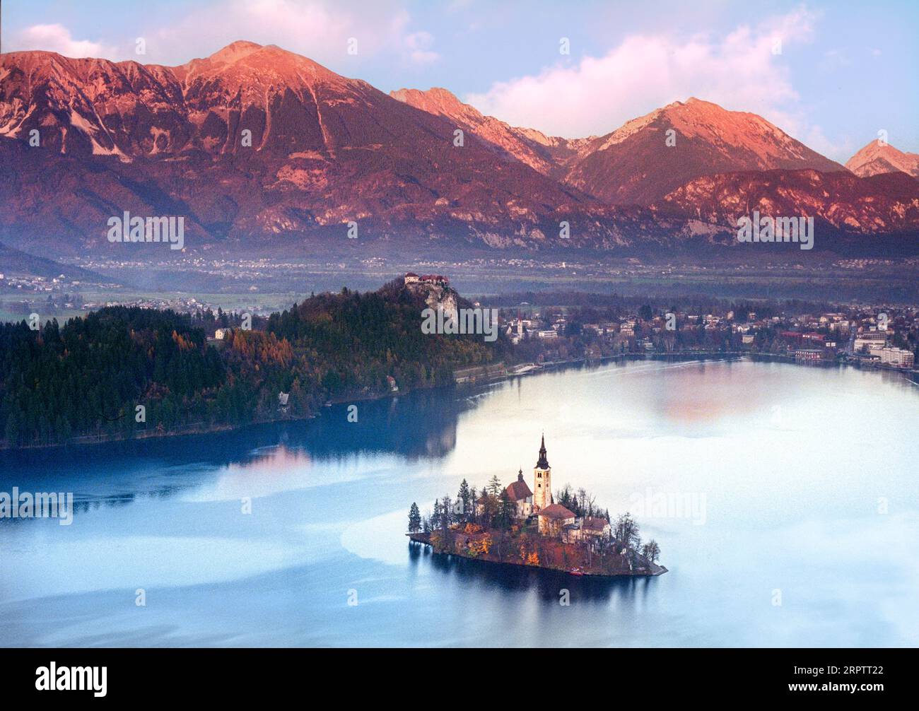 LAGO DI BLED SLOVENIA TRAMONTO ALTA VISTA PANORAMICA lago VISTA isola e chiesa su un perfetto lago di Bled al tramonto rosso con il colore autunnale Alpi Giulie con il tramonto dietro la Slovenia Foto Stock