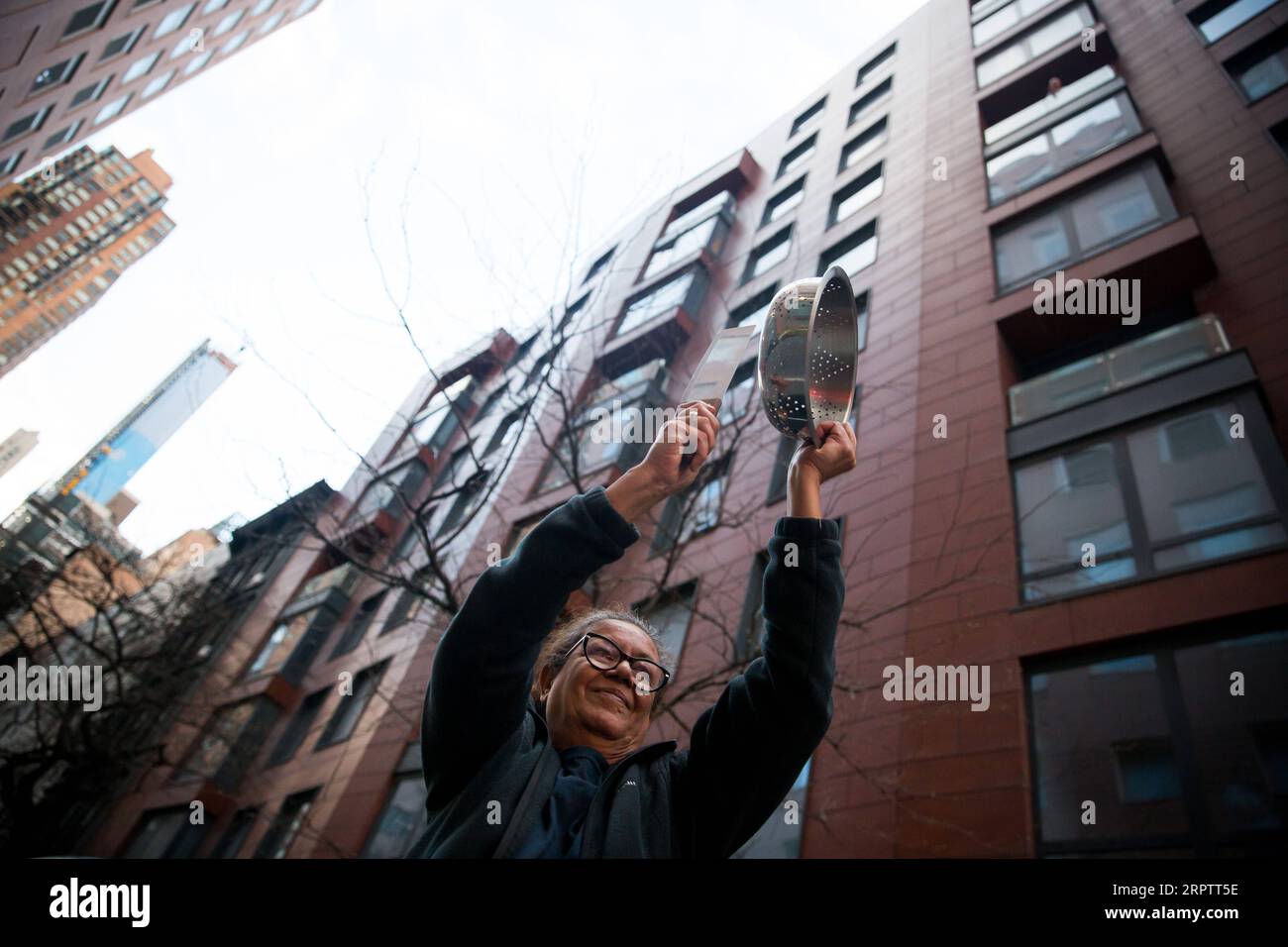 200418 -- PECHINO, 18 aprile 2020 -- Una donna sbatte un vaso per esprimere gratitudine e rispetto agli operatori sanitari fuori da un ospedale a New York, negli Stati Uniti, il 16 aprile 2020. Intorno alle 19.00, ogni sera, i newyorkesi applaudono e applaudono a tutti i lavoratori essenziali come segno di sostegno e apprezzamento durante la pandemia di COVID-19. Foto di / Xinhua XINHUA FOTO DEL GIORNO MichaelxNagle PUBLICATIONxNOTxINxCHN Foto Stock