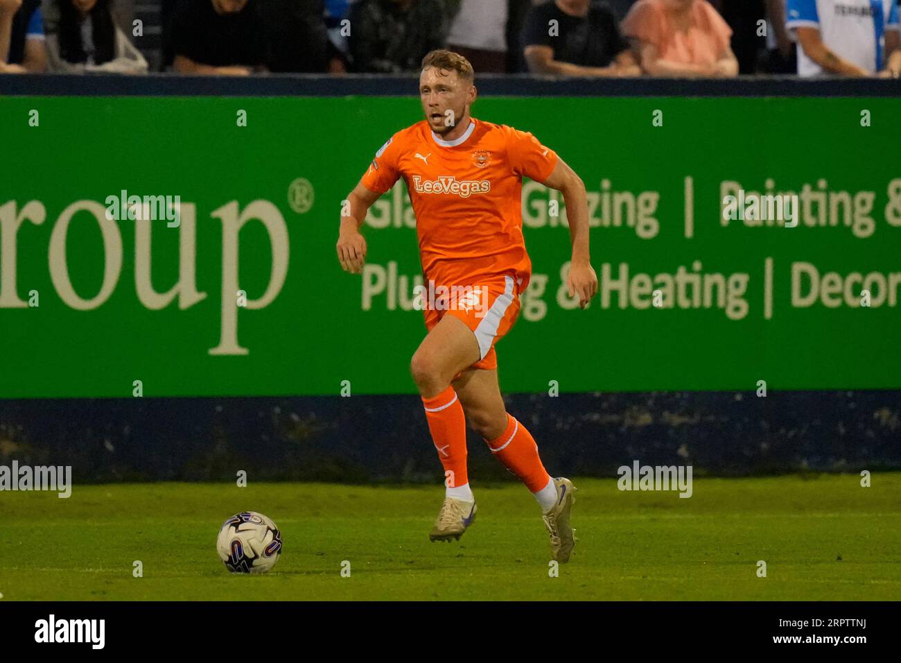 Matthew Pennington n. 5 di Blackpool fa una pausa durante la partita dell'EFL Trophy Barrow vs Blackpool al SO Legal Stadium, Barrow-in-Furness, Regno Unito, 5 settembre 2023 (foto di Steve Flynn/News Images) Foto Stock