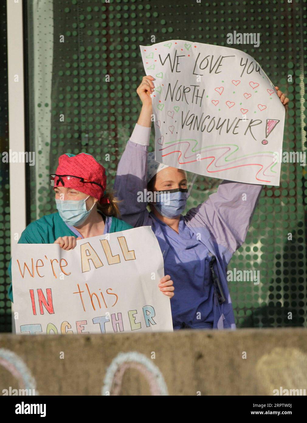 200418 -- VANCOUVER, 18 aprile 2020 Xinhua -- i medici portano cartelli per ringraziare i residenti e i vigili del fuoco che si sono riuniti per applaudirli fuori dal Lions Gate Hospital di Vancouver, Canada, 17 aprile 2020. A partire da venerdì sera, ci sono stati 31.872 casi di COVID-19 in Canada. Foto di Liang Sen/Xinhua CANADA-VANCOUVER-COVID-19 PUBLICATIONxNOTxINxCHN Foto Stock