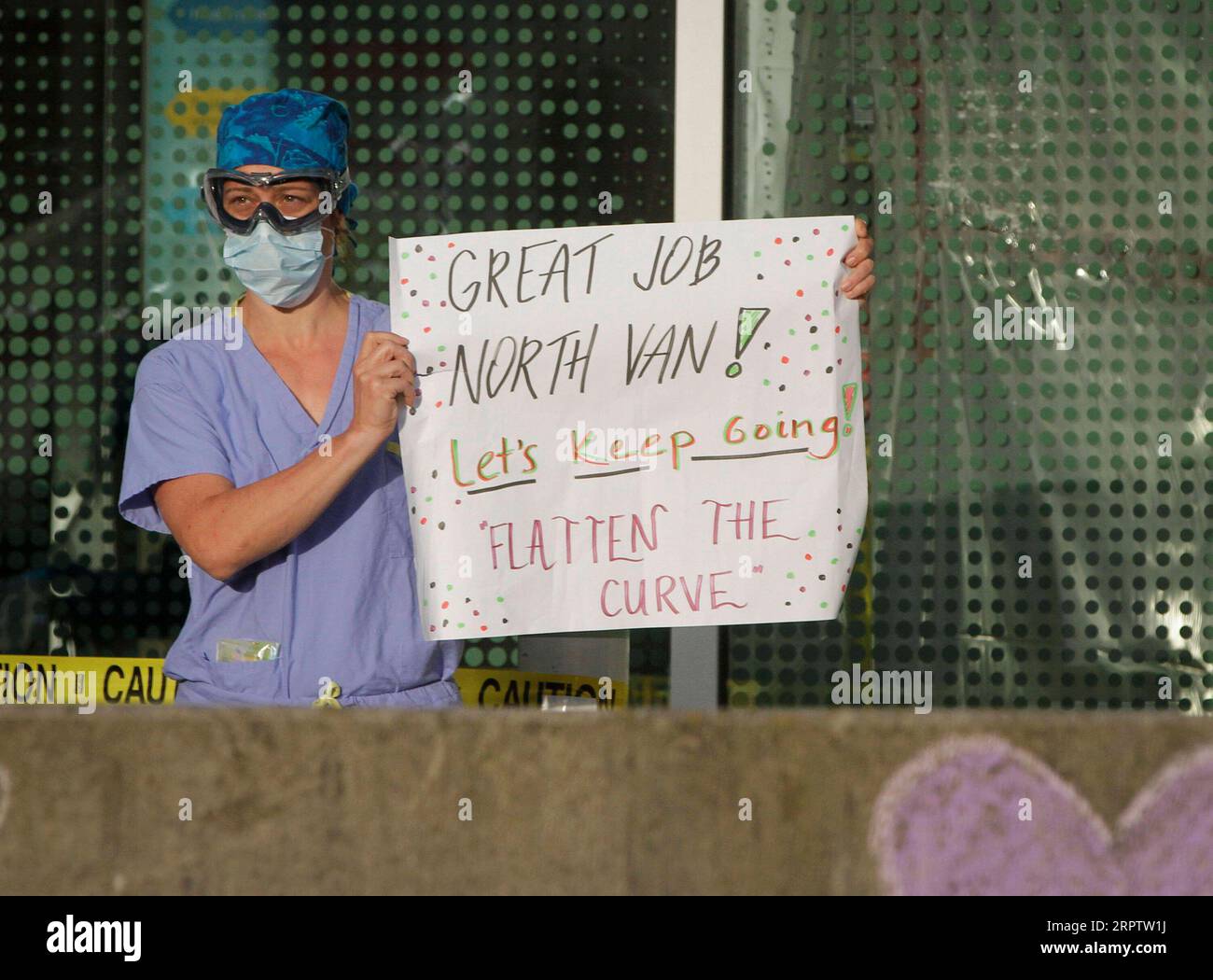 200418 -- VANCOUVER, 18 aprile 2020 Xinhua -- Un medico porta un segno per ringraziare i residenti e i vigili del fuoco che si sono riuniti per applaudirli fuori dal Lions Gate Hospital a North Vancouver, Canada, 17 aprile 2020. A partire da venerdì sera, ci sono stati 31.872 casi di COVID-19 in Canada. Foto di Liang Sen/Xinhua CANADA-VANCOUVER-COVID-19 PUBLICATIONxNOTxINxCHN Foto Stock