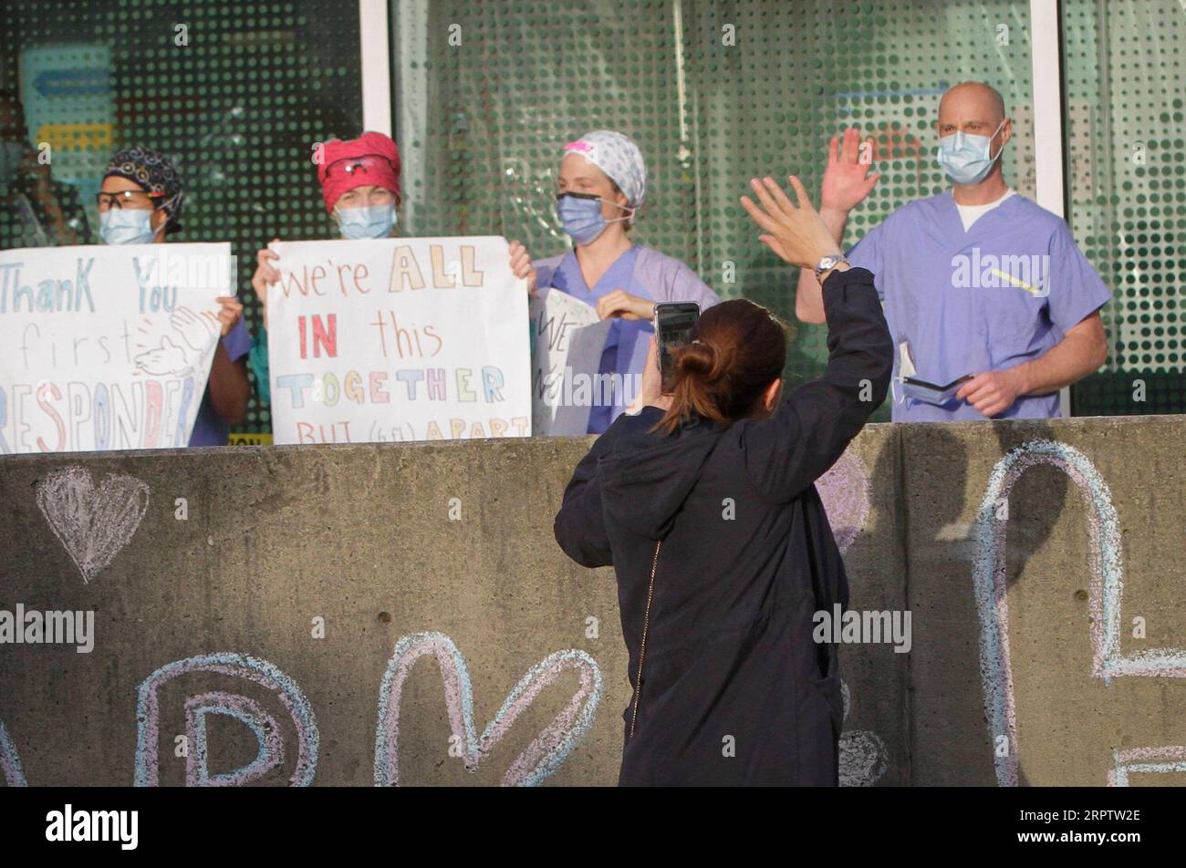 200418 -- VANCOUVER, 18 aprile 2020 Xinhua -- onde residenti per mostrare apprezzamento ai medici che combattono in prima linea nella lotta contro la pandemia di Covid-19 fuori dal Lions Gate Hospital a Vancouver, Canada, 17 aprile 2020. A partire da venerdì sera, ci sono stati 31.872 casi di COVID-19 in Canada. Foto di Liang Sen/Xinhua CANADA-VANCOUVER-COVID-19 PUBLICATIONxNOTxINxCHN Foto Stock