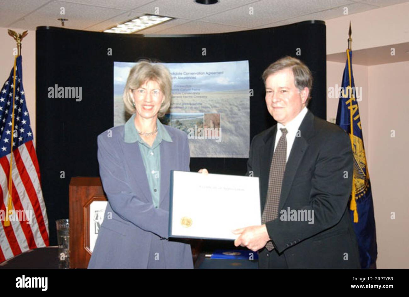 Il segretario Gale Norton presenta il certificato a Stephen Quennoz della Portland General Electric, durante l'evento allo zoo dell'Oregon di Portland, evidenziando l'accordo pubblico-privato per la protezione delle specie animali. Portland General Electric è entrata a far parte dello U.S. Fish and Wildlife Service, dell'Oregon Department of Fish and Wildlife, delle Threemile Canyon Farms, Nature Conservancy Foto Stock