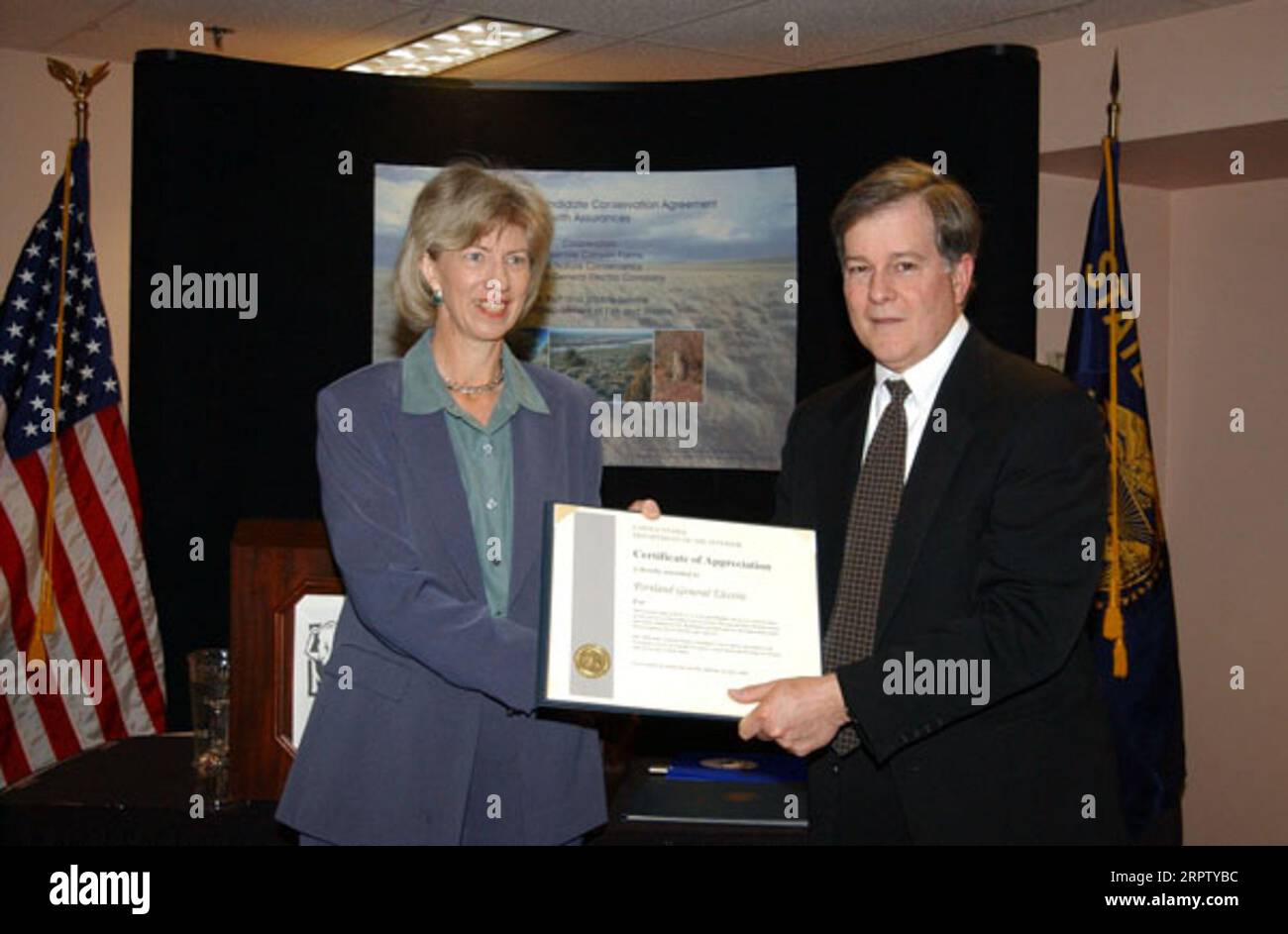 Il segretario Gale Norton presenta il certificato a Stephen Quennoz della Portland General Electric, durante l'evento allo zoo dell'Oregon di Portland, evidenziando l'accordo pubblico-privato per la protezione delle specie animali. Portland General Electric è entrata a far parte dello U.S. Fish and Wildlife Service, dell'Oregon Department of Fish and Wildlife, delle Threemile Canyon Farms, Nature Conservancy Foto Stock
