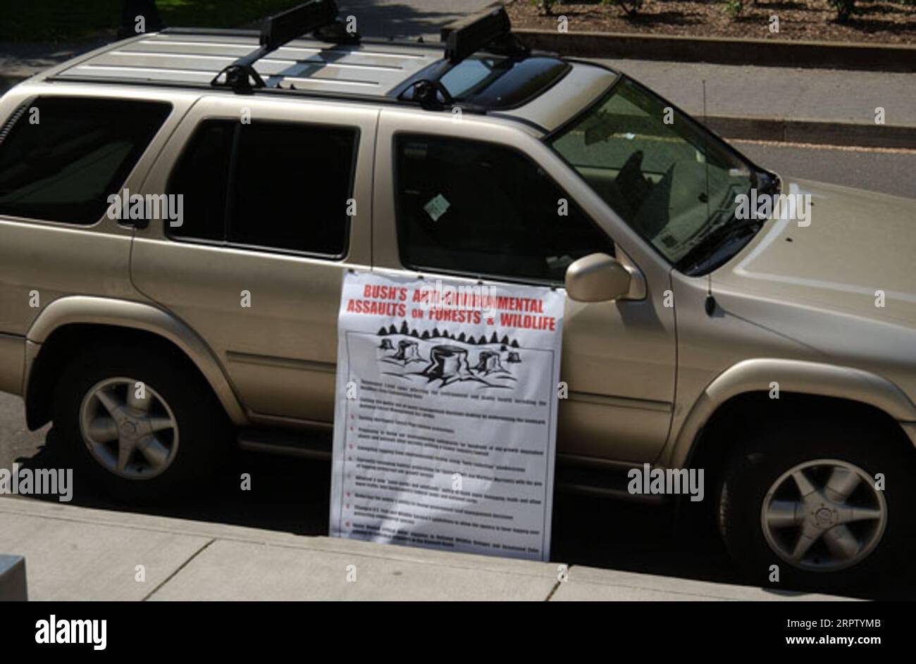 Sign, on CAR, critica delle politiche ambientali della Bush Administration, osservata all'esterno dell'Oregon Historical Society Museum di Portland, dove il segretario Gale Norton fece la sua comparsa riaffermando il suo impegno a favore della legislazione che espandeva il Fort Clatsop National Memorial dell'Oregon e rinominò il sito come Lewis and Clark National Historical Park Foto Stock