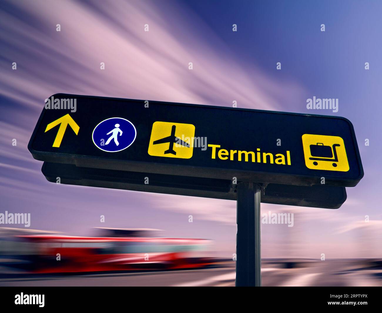 Cartelli segnaletici aeroportuali sfocati viaggi affollati terminal dei passeggeri veloci pannelli segnaletici. Concept concept New Dawn of Passenger Air Travel signage per i passeggeri in partenza da una compagnia aerea in vacanza, indirizzamento verso terminal, compagnie aeree, deposito bagagli, check-in in passaggio pedonale, velocizza sfocatura sfondo. Segnaletica esterna dell'aeroporto cartello informativo per i passeggeri a piedi Foto Stock