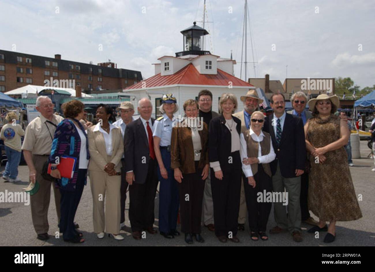 Visita del Segretario Gale Norton ad Annapolis, Maryland, per cerimonie e visite correlate che segnano il trasferimento del faro di Thomas Point Shoal dalla Guardia Costiera degli Stati Uniti alla città di Annapolis e al suo partner no-profit, la U.S. Lighthouse Society Foto Stock