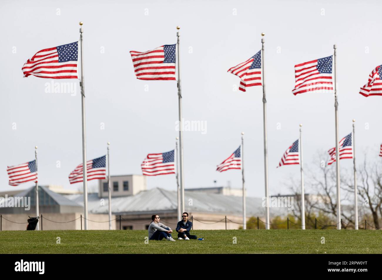 200420 -- WASHINGTON D.C., 20 aprile 2020 Xinhua -- persone sono viste sul National Mall a Washington D.C., negli Stati Uniti, 19 aprile 2020. Il numero totale di casi di COVID-19 negli Stati Uniti ha superato le 750.000 domenica sera, raggiungendo le 759.086 alle 20:00 0000 GMT di lunedì, secondo il Center for Systems Science and Engineering CSSE della Johns Hopkins University. Un totale di 40.661 persone sono morte per la malattia nel paese, secondo il CSSE. Foto di Ting Shen/Xinhua U.S.-COVID-19-CASES AND DEATH PUBLICATIONxNOTxINxCHN Foto Stock