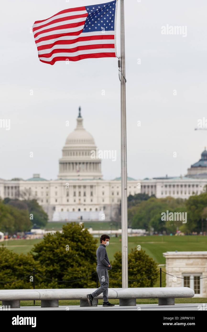 200420 -- WASHINGTON D.C., 20 aprile 2020 Xinhua -- l'edificio del Campidoglio è visto a Washington D.C. 19 aprile 2020. Il numero totale di casi di COVID-19 negli Stati Uniti ha superato le 750.000 domenica sera, raggiungendo le 759.086 alle 20:00 0000 GMT di lunedì, secondo il Center for Systems Science and Engineering CSSE della Johns Hopkins University. Un totale di 40.661 persone sono morte per la malattia nel paese, secondo il CSSE. Foto di Ting Shen/Xinhua U.S.-COVID-19-CASES AND DEATH PUBLICATIONxNOTxINxCHN Foto Stock