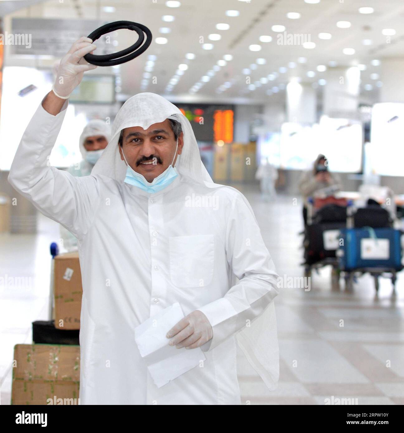 200420 -- PECHINO, 20 aprile 2020 -- Un kuwaitiano esprime la sua gioia e i suoi saluti dopo essere arrivato all'aeroporto internazionale del Kuwait nel Governatorato di Farwaniya, Kuwait, 19 aprile 2020. Domenica il Kuwait ha lanciato un piano di rimpatrio per riportare a casa i suoi cittadini bloccati all'estero a causa della pandemia di COVID-19. Foto di /Xinhua XINHUA FOTO DEL GIORNO Asad PUBLICATIONxNOTxINxCHN Foto Stock