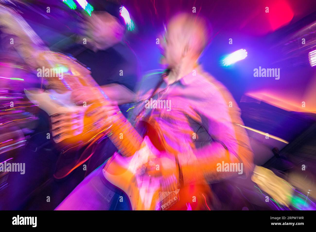 Lettore di chitarra Motion Blur sul palco Foto Stock