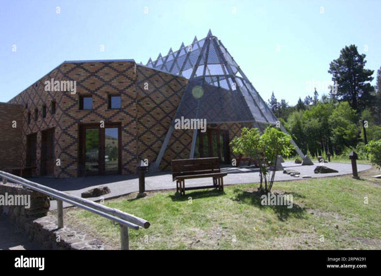 Museum of the Confederated Tribes of Warm Springs Reservation, Warm Springs, Oregon, visitato dal segretario Gale Norton per partecipare a eventi che segnano un accordo tra le autorità federali, tribali e Portland General Electric, per la protezione ecologica del fiume Deschutes e il relicensing idroelettrico Foto Stock