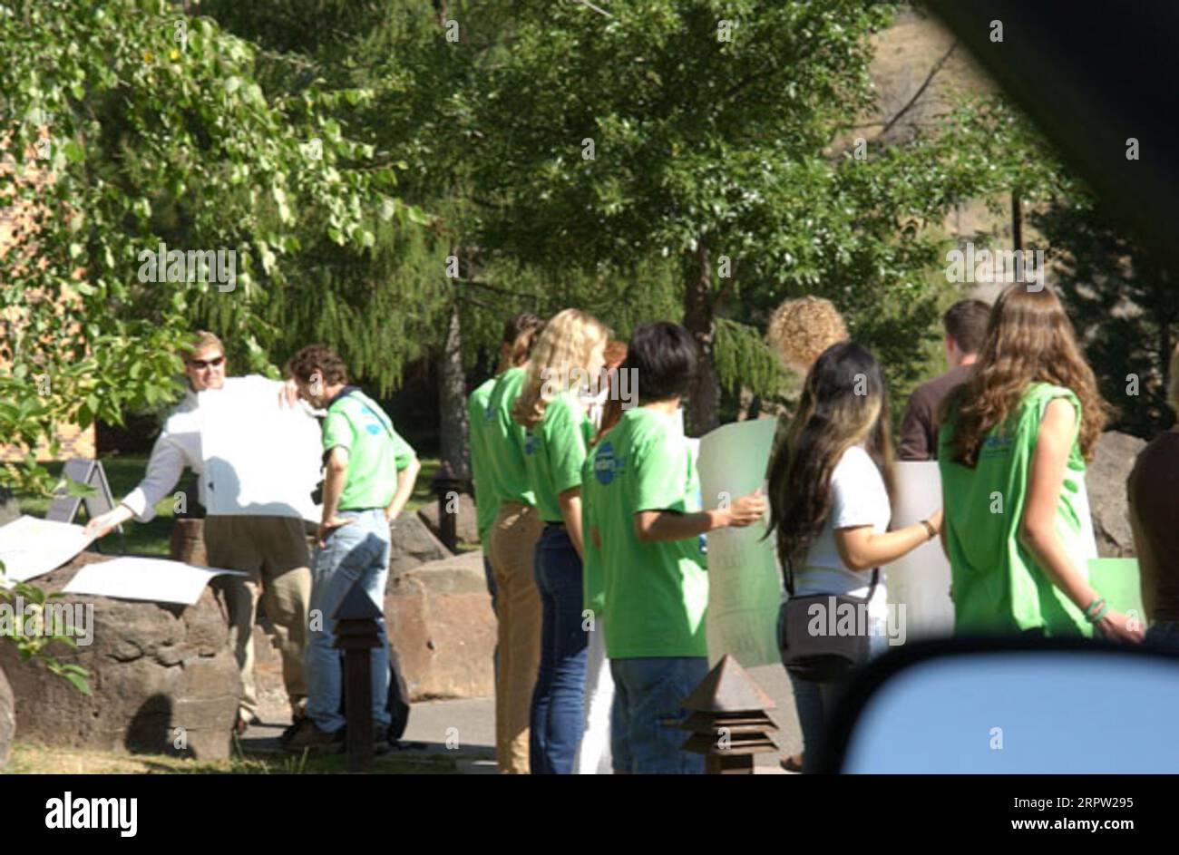 I manifestanti critici nei confronti delle politiche ambientali dell'amministrazione Bush che appaiono in un evento, a Warm Springs, Oregon, segnando un accordo tra le autorità federali, tribali e della General Electric di Portland riguardo alla protezione ecologica del fiume Deschutes e al relicensing degli impianti idroelettrici Foto Stock