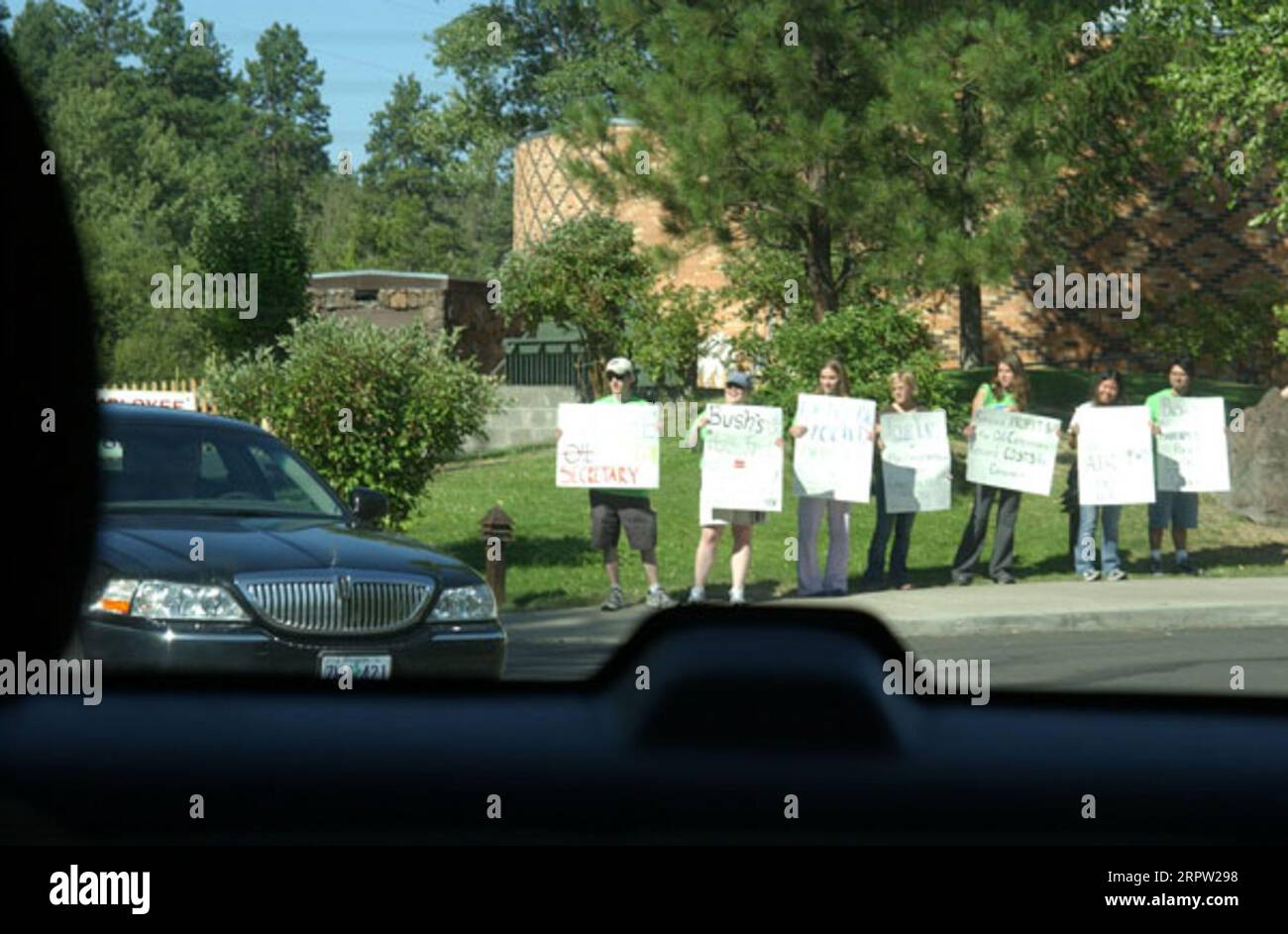 I manifestanti critici nei confronti delle politiche ambientali dell'amministrazione Bush che appaiono in un evento, a Warm Springs, Oregon, segnando un accordo tra le autorità federali, tribali e della General Electric di Portland riguardo alla protezione ecologica del fiume Deschutes e al relicensing degli impianti idroelettrici Foto Stock