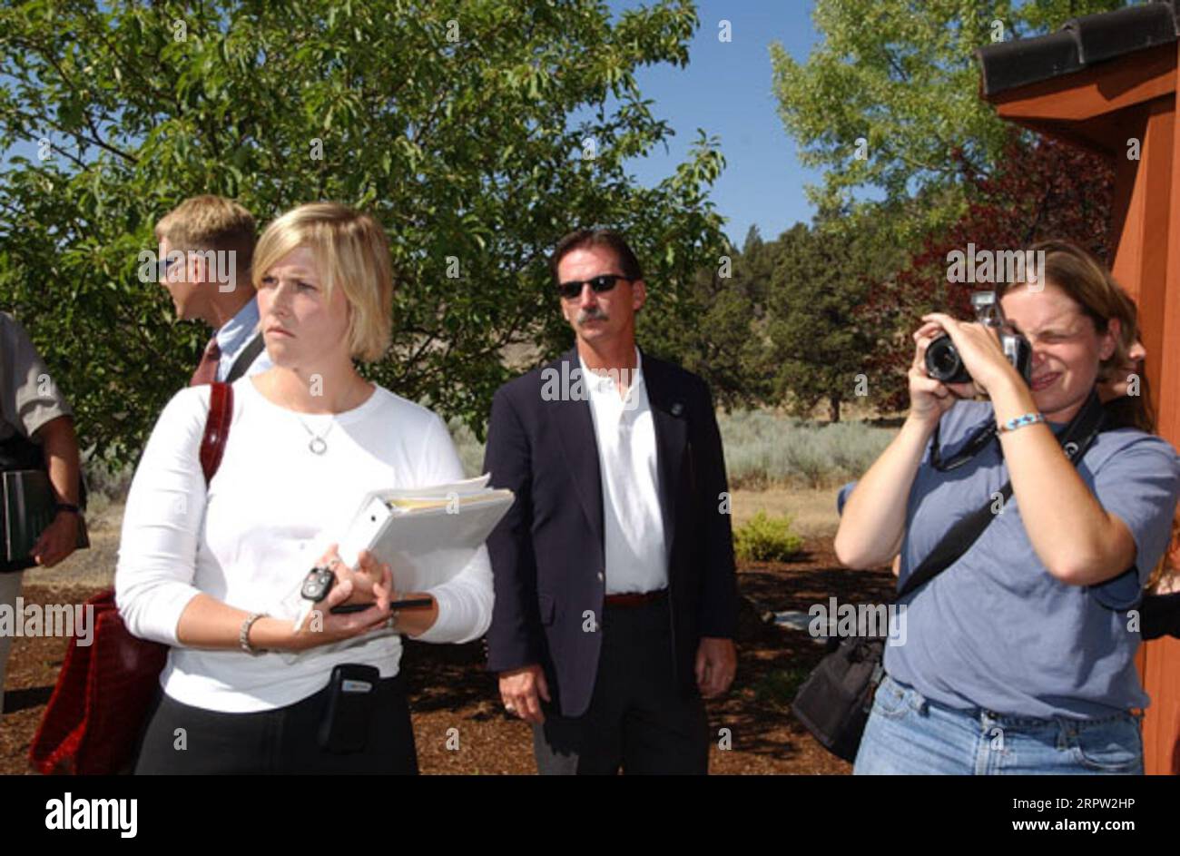 Partecipanti agli eventi di Warm Springs, Oregon, che segnano un accordo tra le autorità federali, i leader della Confederated Tribes of Warm Springs Reservation, la Portland General Electric e altre parti riguardanti la protezione ecologica del fiume Deschutes e il relicensing degli impianti idroelettrici Foto Stock