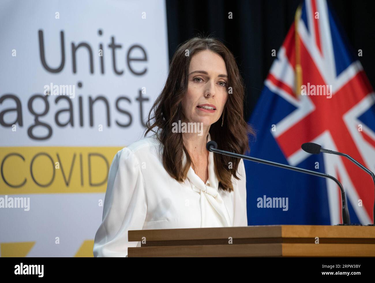 200421 -- PECHINO, 21 aprile 2020 -- il primo ministro neozelandese Jacinda Ardern parla a una conferenza stampa sul COVID-19 a Wellington, nuova Zelanda, 20 aprile 2020. La nuova Zelanda passerà dal livello di allerta COVID-19 4 al livello di allerta 3 alle 23:59 del 27 aprile, ha dichiarato lunedì il primo ministro Jacinda Ardern. Il paese rimarrà nel livello di allerta 3 per due settimane prima di un'ulteriore revisione e decisione del livello di allerta l'11 maggio, ha detto Ardern in una conferenza stampa. Mark Mitchell/NZME/piscina con FOTO DEL GIORNO Xinhua PUBLICATIONxNOTxINxCHN Foto Stock
