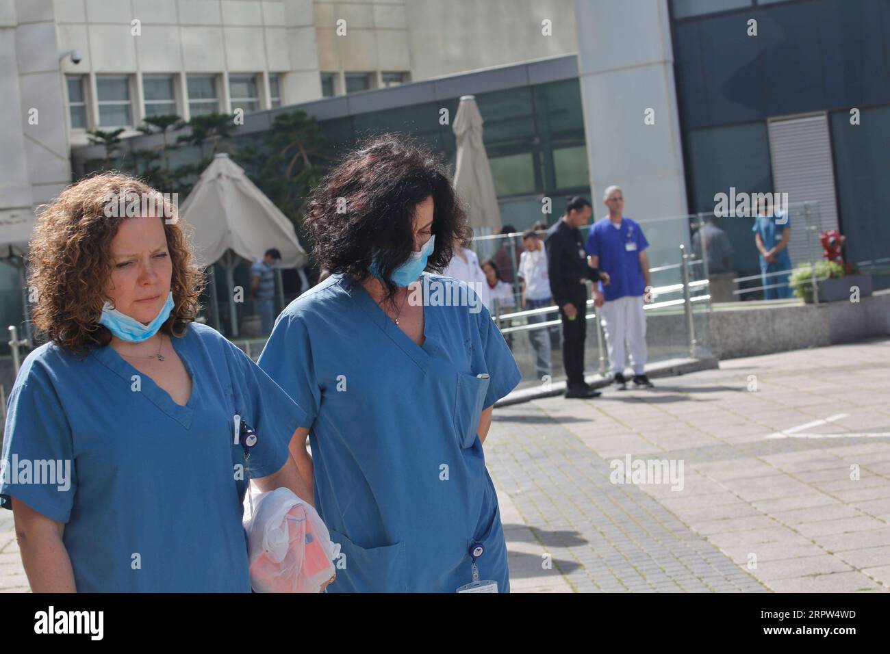 200421 - TEL AVIV, 21 aprile 2020 Xinhua -- gli operatori sanitari israeliani stanno in piedi due minuti di silenzio per ricordare i sei milioni di morti nell'Olocausto, all'ospedale Sourasky Medical Center nella città centrale israeliana di Tel Aviv il 21 aprile 2020. Una sirena della durata di due minuti si è accesa in tutto Israele alle 10 di martedì per ricordare le vittime dell'Olocausto. Foto di Gil Cohen Magen/Xinhua ISRAEL-TEL AVIV-HOLOCAUST MEMORIAL DAY PUBLICATIONxNOTxINxCHN Foto Stock