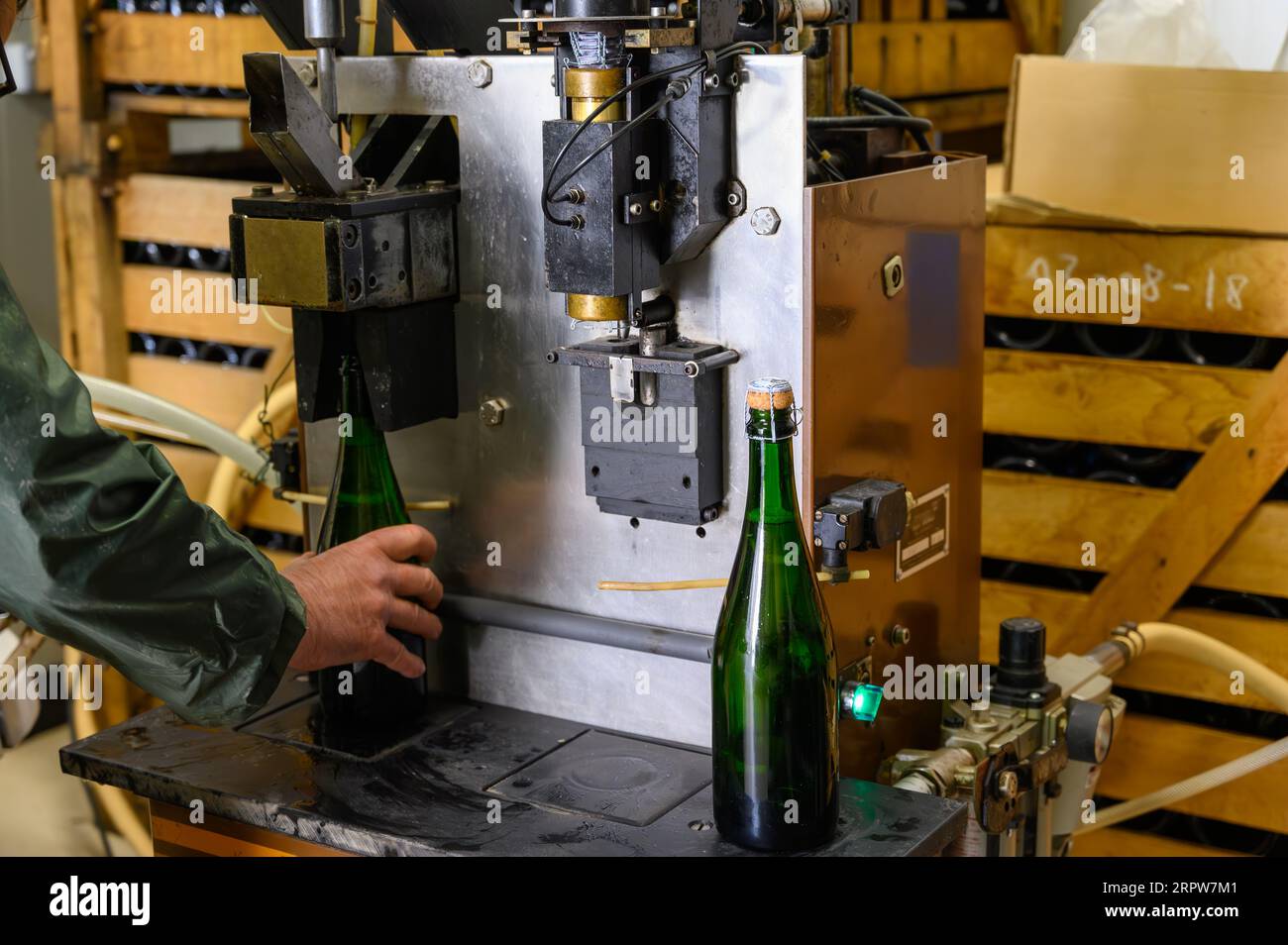 Procedura di sgorgamento e aggiunta di liquori dolci, metodo tradizionale di produzione di spumante da uve chardonnay e Pinor noir a Epernay, C Foto Stock