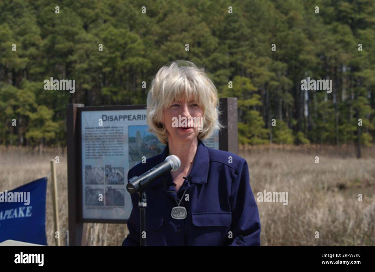 Visita del Segretario Gale Norton, prima della giornata della Terra, al Blackwater National Wildlife Refuge, Cambridge, Maryland, per lavorare a fianco dei volontari per la conservazione e per evidenziare i risultati di progetti cooperativi federali, statali, locali, privati, senza scopo di lucro per il ripristino delle zone umide, il rimboschimento e la riduzione dei combustibili pericolosi Foto Stock