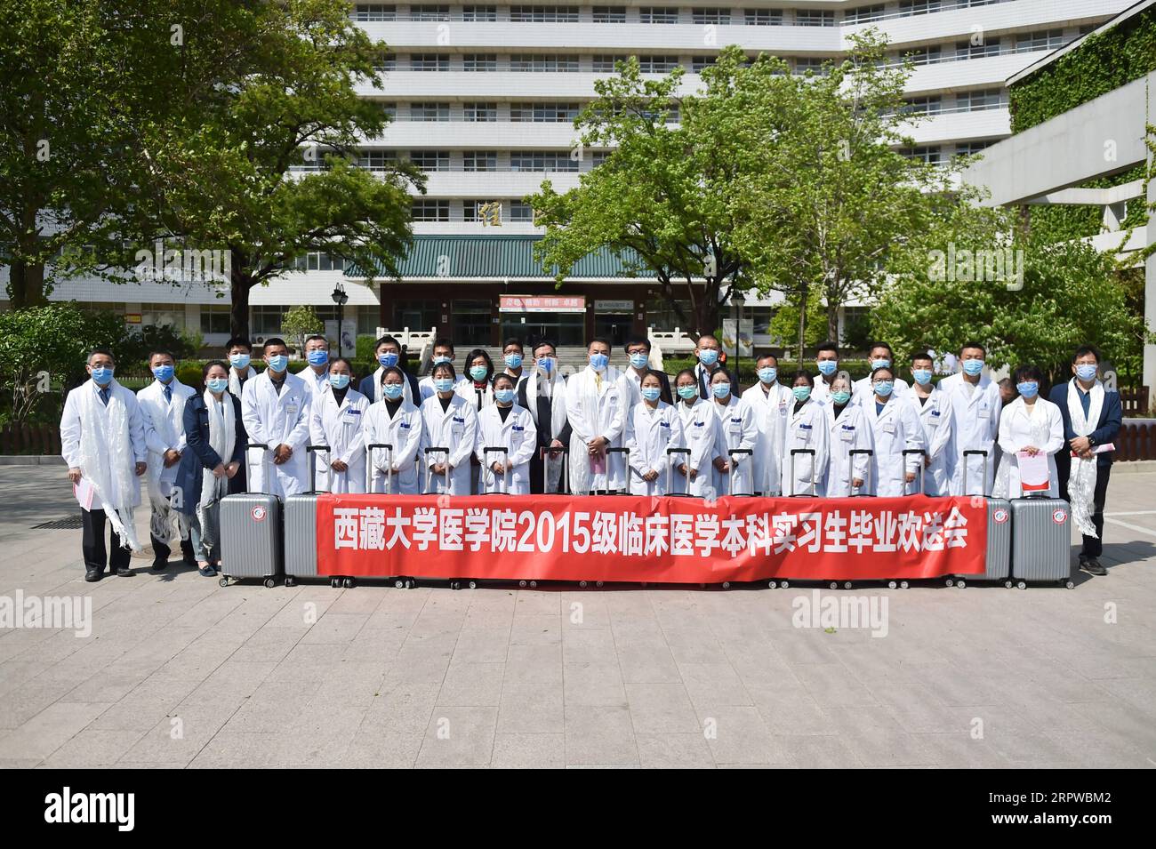200424 -- PECHINO, 24 aprile 2020 -- gli studenti di medicina della Tibet University posano per una foto di gruppo con i loro tutori e altri membri dello staff all'ospedale Shougang dell'Università di Pechino, capitale della Cina, 24 aprile 2020. Un totale di 17 studenti di medicina della Tibet University ha terminato il loro stage clinico di 48 settimane presso l'ospedale Shougang dell'Università di Pechino venerdì. CHINA-BEIJING-TIBET UNIVERSITY-MEDICAL STUDENT-STAGE-COMPLETION CN PENGXZIYANG PUBLICATIONXNOTXINXCHN Foto Stock