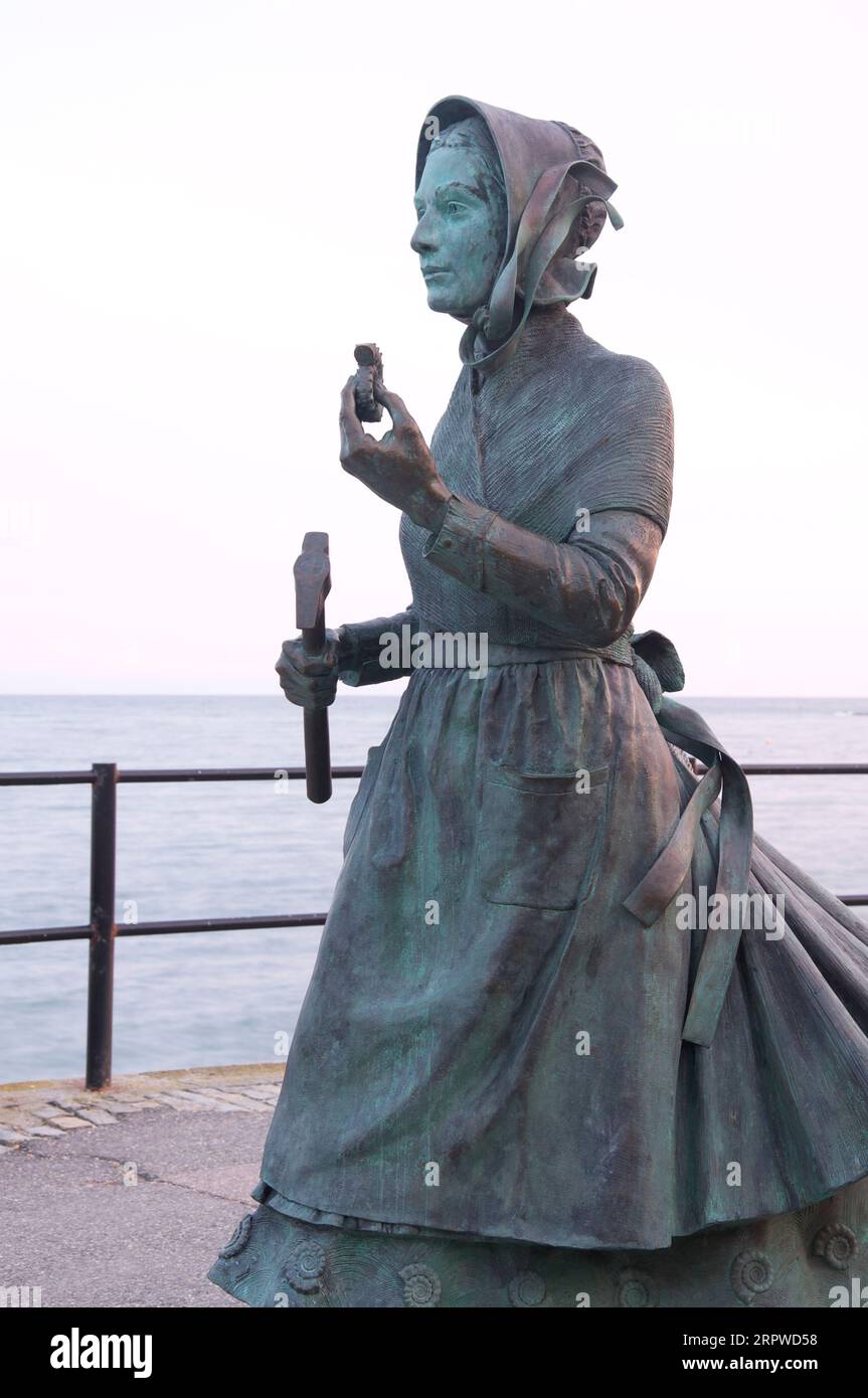 Statua in bronzo della paleontologo pionieristica e cacciatrice di fossili Mary Anning 1799-1847. Dello scultore Denise Dutton. Lyme Regis, Dorset, Jurassic Coast. Foto Stock