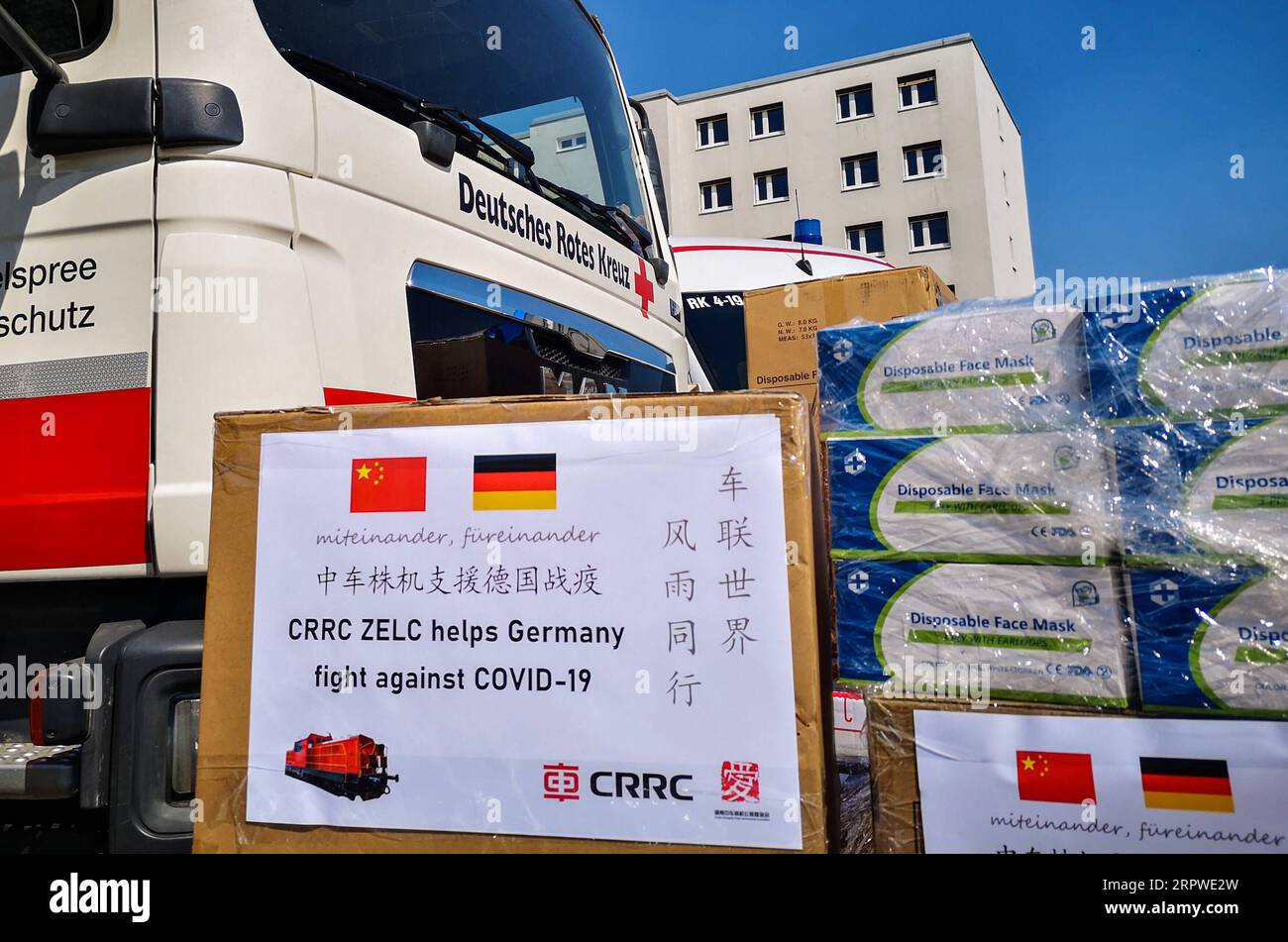 200425 -- BERLINO, 25 aprile 2020 Xinhua -- la foto scattata con un cellulare il 24 aprile 2020 mostra attrezzature mediche donate dalla China Railway Rolling Stock Corporation CRRC Zhuzhou Locomotive Co. Ltd. A Berlino, Germania. China Railway Rolling Stock Corporation CRRC, il più grande produttore di materiale rotabile del mondo per volume di produzione, ha donato una spedizione di apparecchiature mediche alla Germania attraverso la Croce Rossa tedesca venerdì per aiutare il paese a combattere il coronavirus. Rispondendo all'appello del governo tedesco e dell'ambasciata cinese in Germania, e in conformità di un accordo tra il CRR Foto Stock