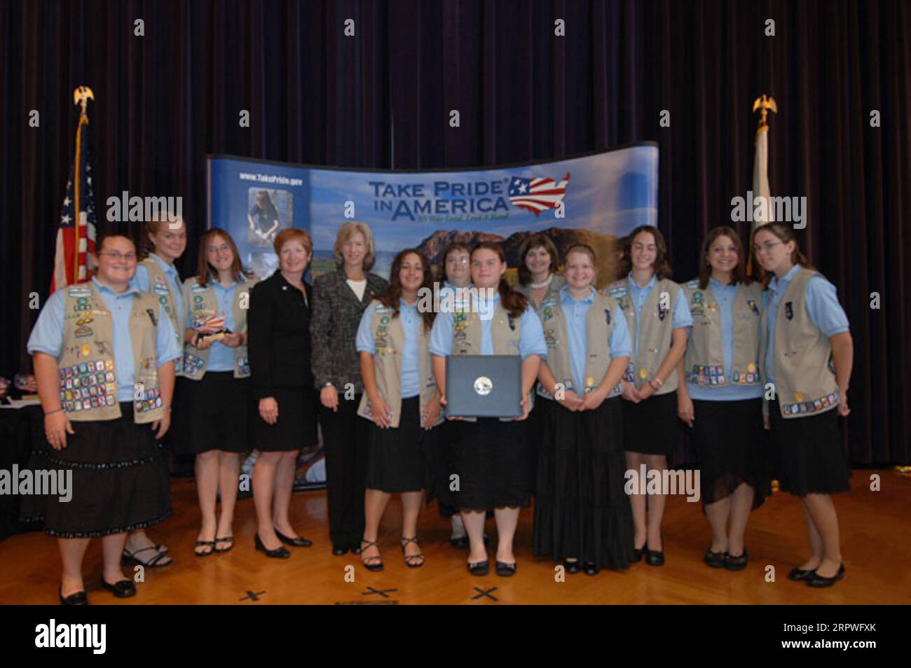 Prendi la direttrice Pride in America Martha Allbright, quarta da sinistra, e il segretario Gale Norton, quinto da sinistra, con i membri della Girl Scout Troop 187 e 506 di New Concord, Ohio, onorato con il premio Take Pride in America 2005 per le zone umide, il sentiero naturalistico, altri progetti che migliorano Camp Falls Run nell'Appalachia nordoccidentale Foto Stock