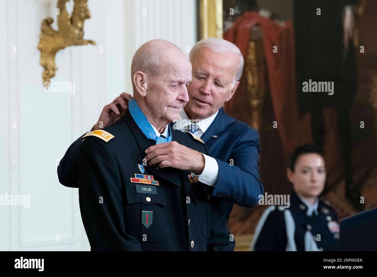 Washington, Stati Uniti. 5 settembre 2023. Il presidente Joe Biden assegna al capitano dell'esercito statunitense Larry Taylor la Medal of Honor per le sue azioni durante la guerra del Vietnam il 18 giugno 1978 durante una cerimonia nella sala est della Casa Bianca a Washington, DC martedì 15 settembre 2023. Foto di Bonnie Cash/UPI credito: UPI/Alamy Live News Foto Stock