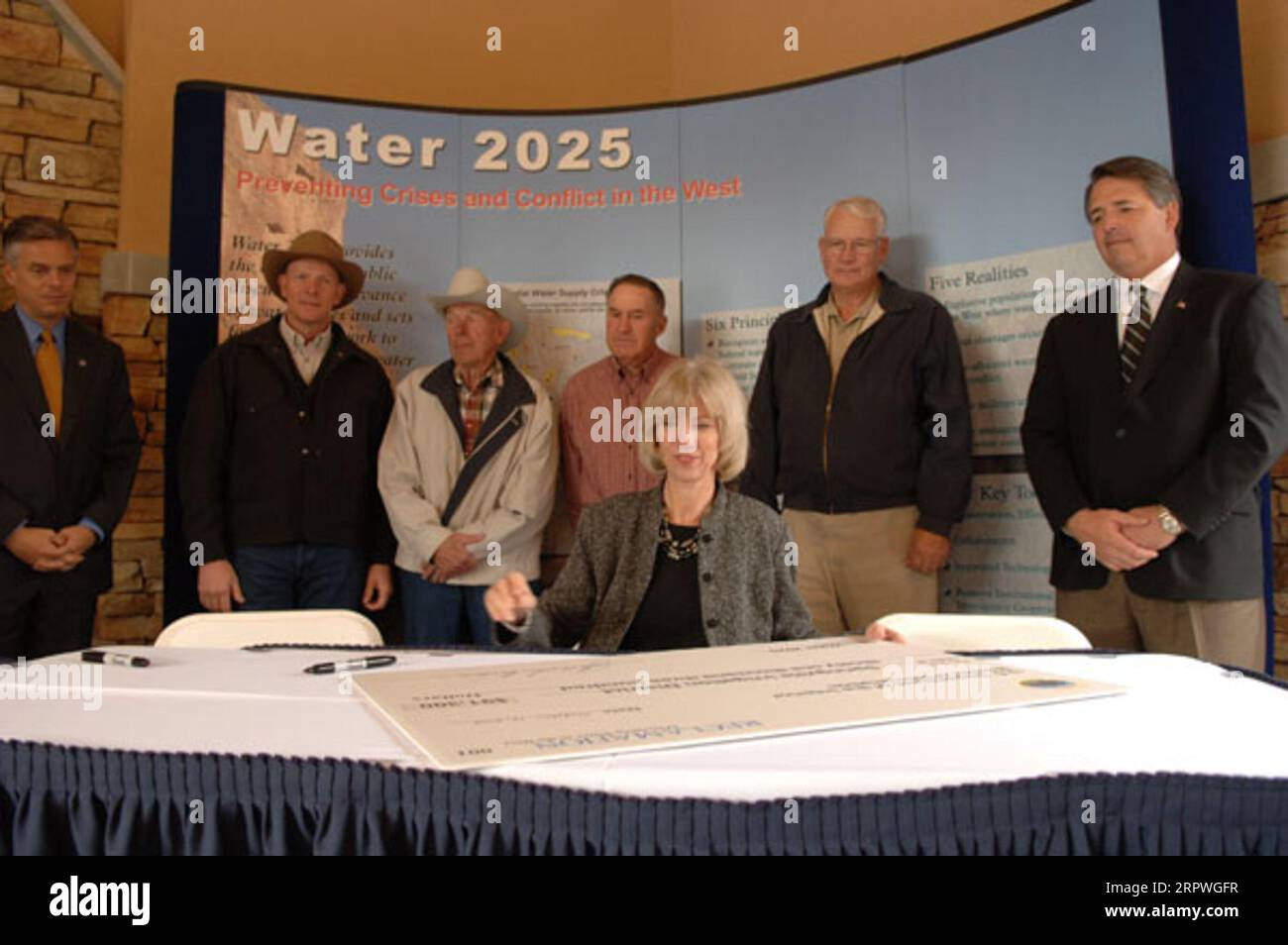 Segretario Gale Norton, centro, firmando Water 2025 Challenge Grant per il distretto di irrigazione di Springville nello Utah, durante la cerimonia a Orem, Utah, segnando l'attuazione di finanziamenti federali per 11 progetti di gestione dell'acqua nello Utah e uno nell'Idaho. Water 2025 promuove banche idriche volontarie, nuove tecnologie di conservazione e federali, statali, tribali, cooperazione privata in materia di conservazione Foto Stock