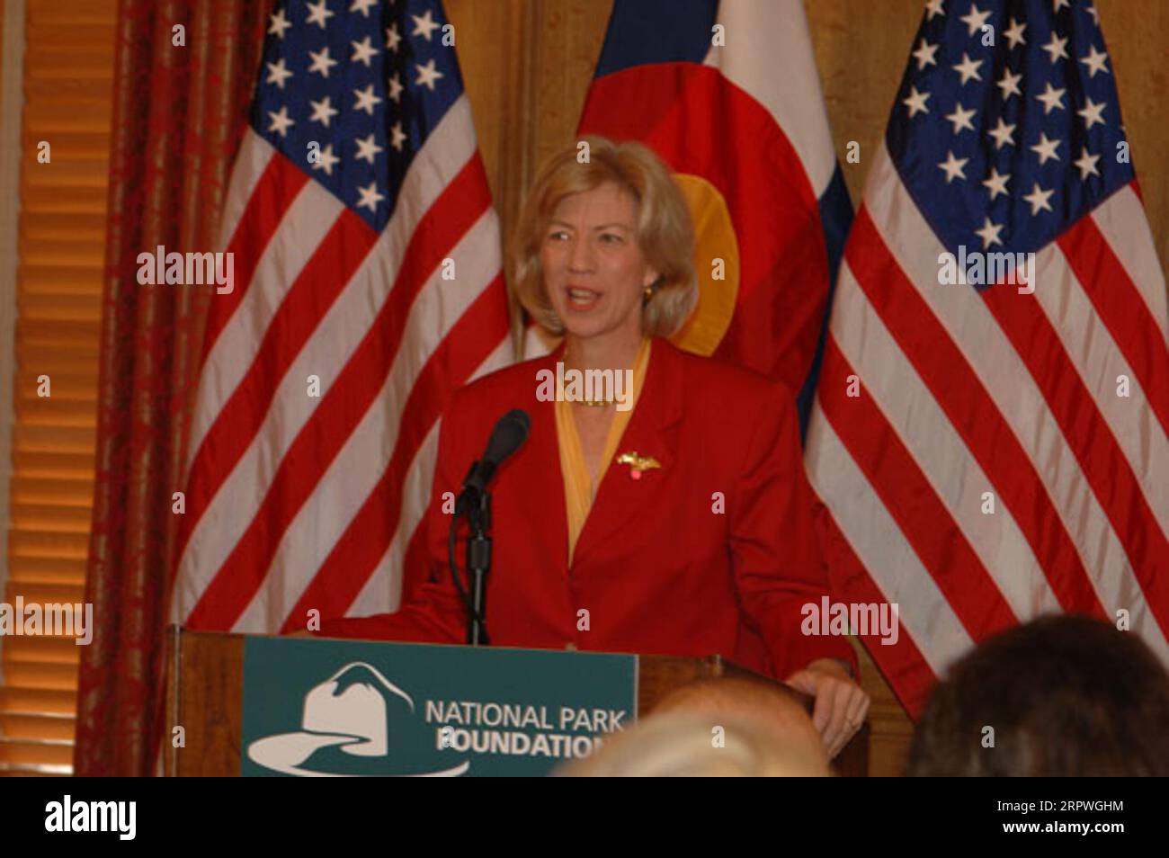 Il segretario Gale Norton parla all'evento della National Park Foundation presso la Phipps Mansion di Denver, Colorado, onorando il programma Junior Ranger che offre opportunità di esplorazione e scoperta pratiche per i giovani nei parchi nazionali di tutto il paese Foto Stock