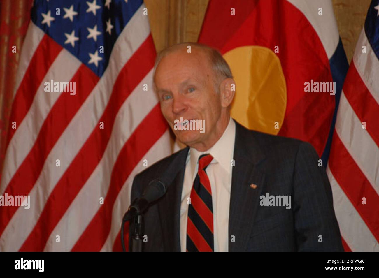 Il Cancelliere emerito dell'Università di Denver e l'ex capo della Westinghouse Broadcasting, Daniel Ritchie, che parla all'evento della National Park Foundation presso la Phipps Mansion di Denver, Colorado, onorando il programma Junior Ranger che offre opportunità di apprendimento pratiche per i giovani nei parchi nazionali Foto Stock