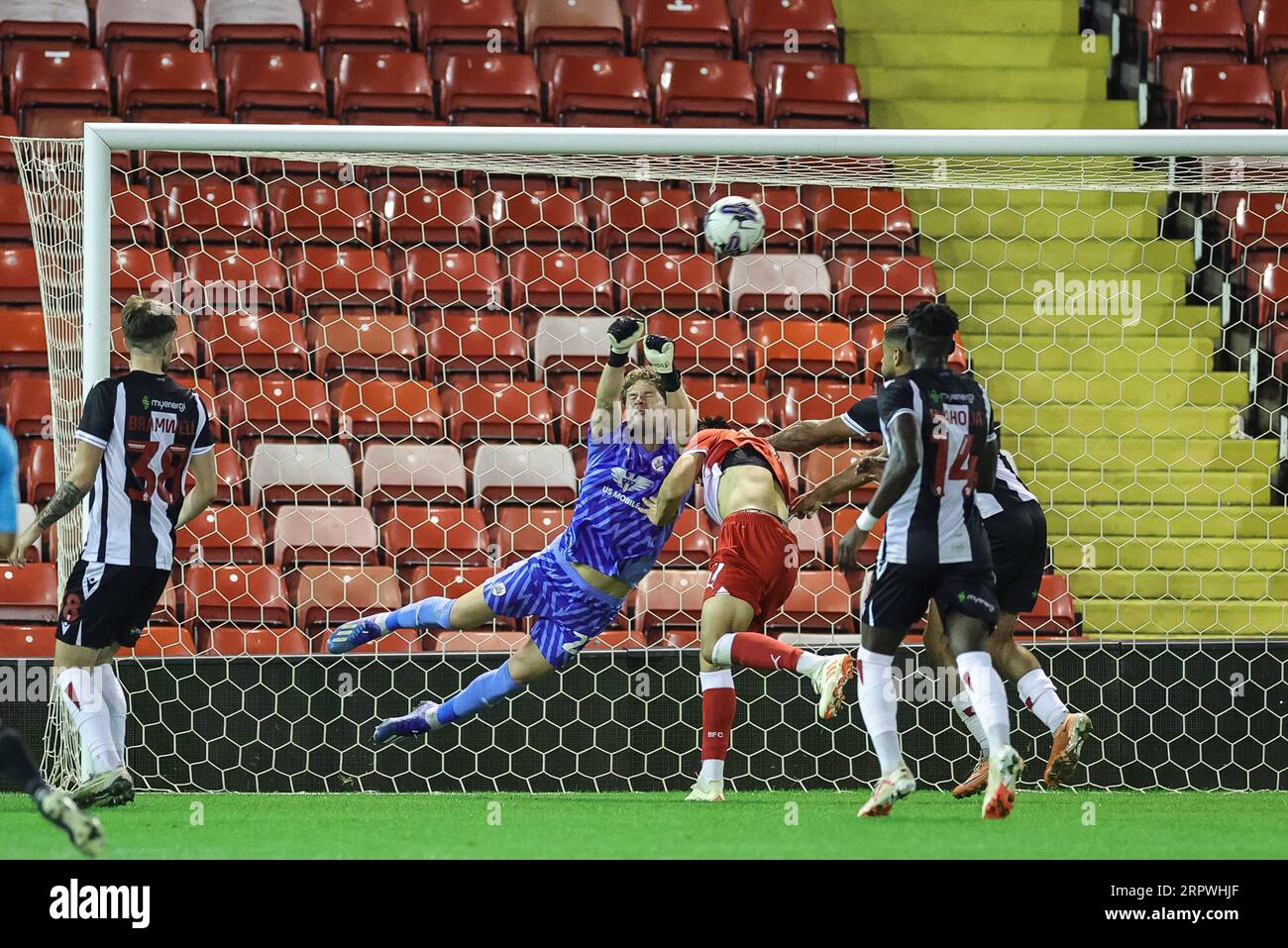Ben Killip n. 23 di Barnsley salva durante l'EFL Trophy Match Barnsley vs Grimsby Town a Oakwell, Barnsley, Regno Unito, 5 settembre 2023 (foto di Mark Cosgrove/News Images) Foto Stock