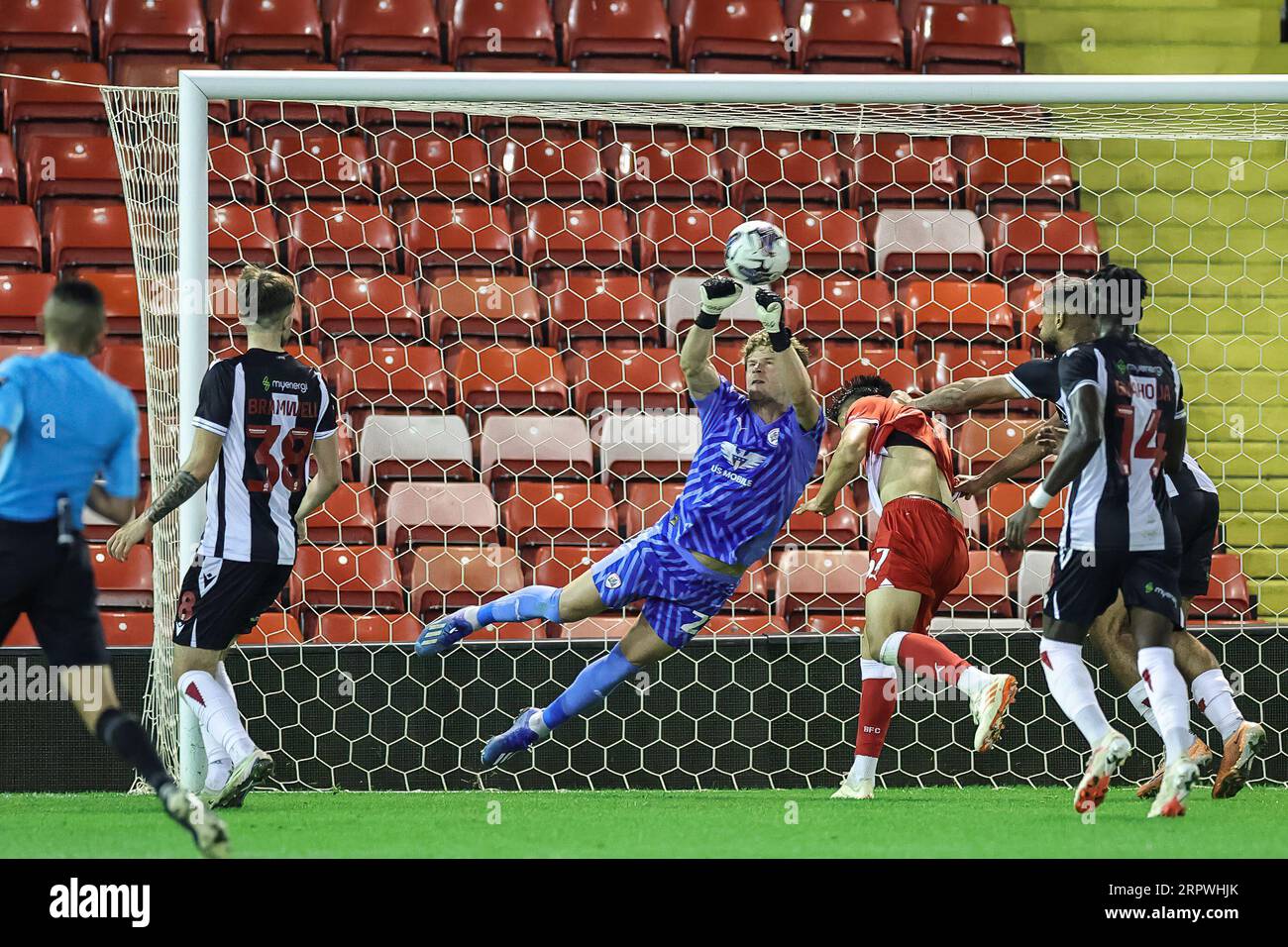 Ben Killip n. 23 di Barnsley salva durante l'EFL Trophy Match Barnsley vs Grimsby Town a Oakwell, Barnsley, Regno Unito, 5 settembre 2023 (foto di Mark Cosgrove/News Images) Foto Stock