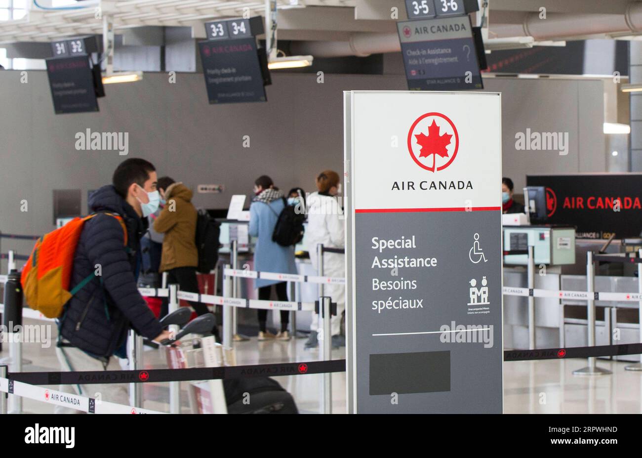 200427 -- TORONTO, 27 aprile 2020 -- i viaggiatori effettuano il check-in presso i banchi Air Canada dell'Aeroporto Internazionale Pearson di Toronto, Canada, 27 aprile 2020. Air Canada ha sospeso tutti i voli di linea per gli Stati Uniti per quattro settimane a partire da lunedì. A partire da lunedì pomeriggio, ci sono stati 48.230 casi confermati di COVID-19 in Canada e 2.701 morti. Foto di /Xinhua CANADA-TORONTO-COVID-19-AIR CANADA-VOLI PER U.S.-SOSPENSIONE ZouxZheng PUBLICATIONxNOTxINxCHN Foto Stock