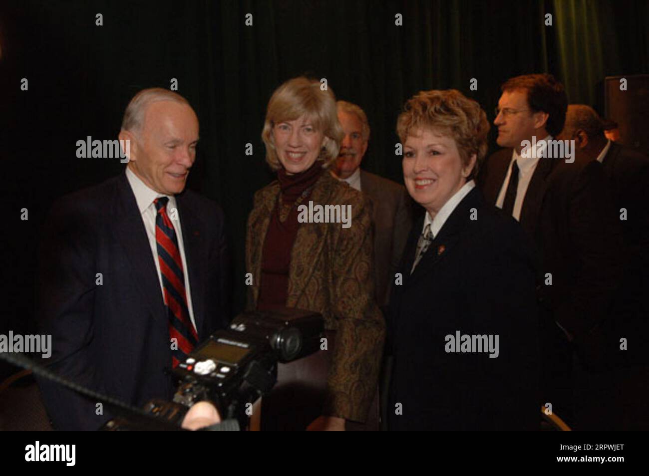 Università di Denver Cancelliere emerito Donald Ritchie, Segretario Gale Norton, National Park Service Northeast Region's Mary Bomar, da sinistra a destra, presso National Park System Advisory Board Scholars Forum on Park Service ruolo come educatore civico, presso Independence National Historical Park, Philadelphia Foto Stock