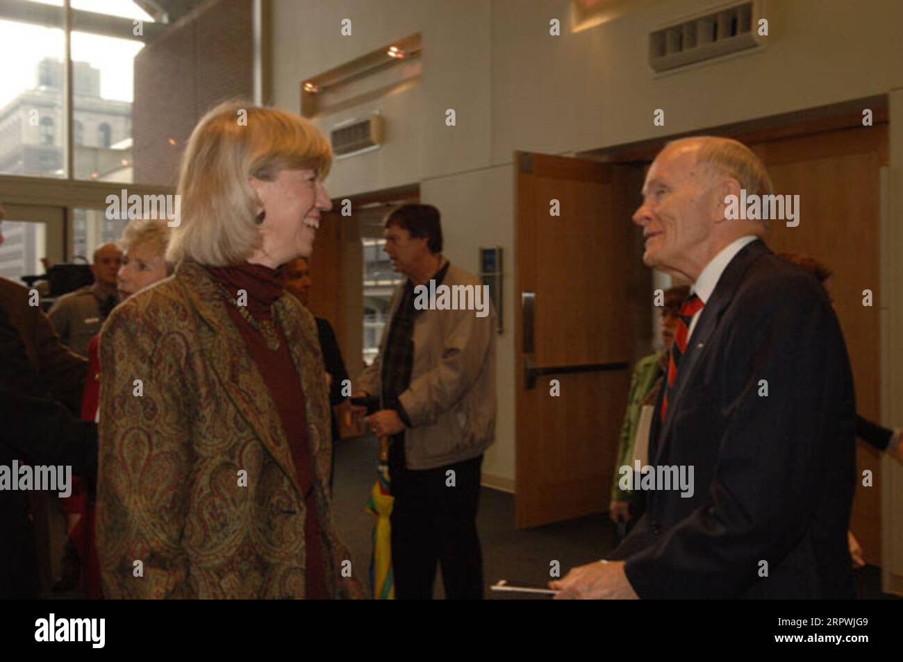 Il segretario Gale Norton, a sinistra, con il cancelliere emerito dell'Università di Denver Donald Ritchie, tra i funzionari a disposizione per il National Park System Advisory Board Meeting, e Scholars Forum sul ruolo di educatore civico, presso l'Independence National Historical Park di Filadelfia, Pennsylvania Foto Stock