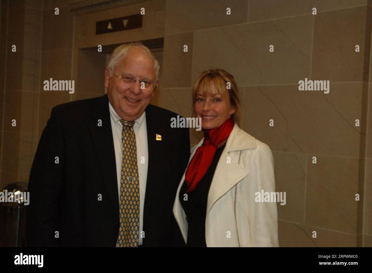 Visita dell'attrice Bo Derek al quartier generale del Dipartimento degli interni per discutere degli sforzi della National Horse Protection Coalition per porre fine alla macellazione di cavalli selvatici. Derek, giusto, si pone con il Commissario del Bureau of Reclamation John Keys III Foto Stock