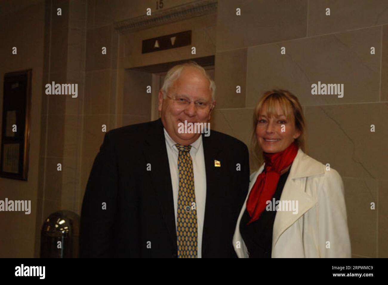 Visita dell'attrice Bo Derek al quartier generale del Dipartimento degli interni per discutere degli sforzi della National Horse Protection Coalition per porre fine alla macellazione di cavalli selvatici. Derek, giusto, si pone con il Commissario del Bureau of Reclamation John Keys III Foto Stock