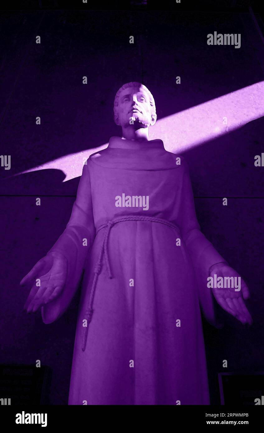Una statua di St. Francesco d'Assisi, colorato e arricchito digitalmente, presso la Basilica di San Francesco d'Assisi a Santa Fe, New Mexico. Foto Stock