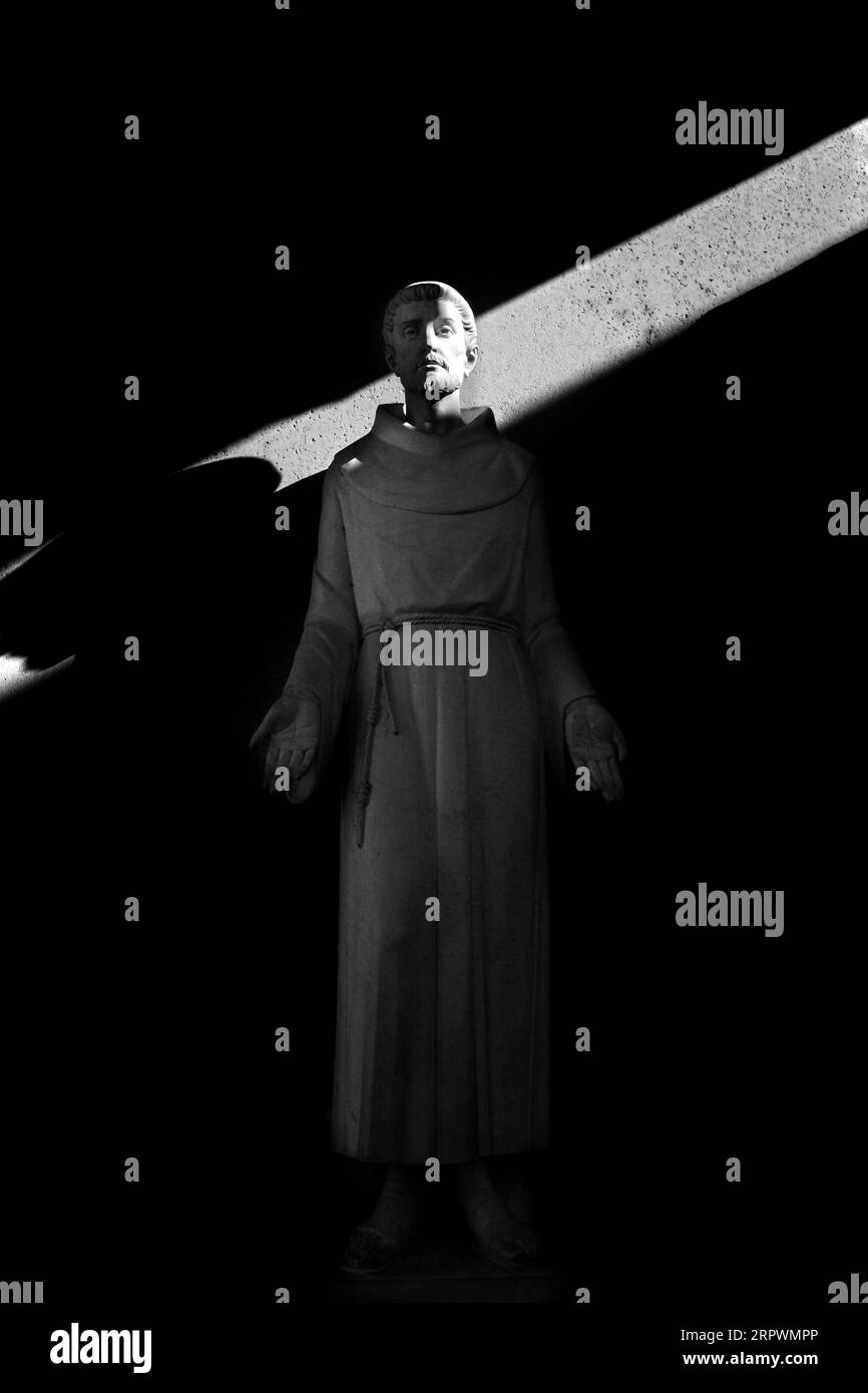 Una statua di St. Francesco d'Assisi, colorato e arricchito digitalmente, presso la Basilica di San Francesco d'Assisi a Santa Fe, New Mexico. Foto Stock