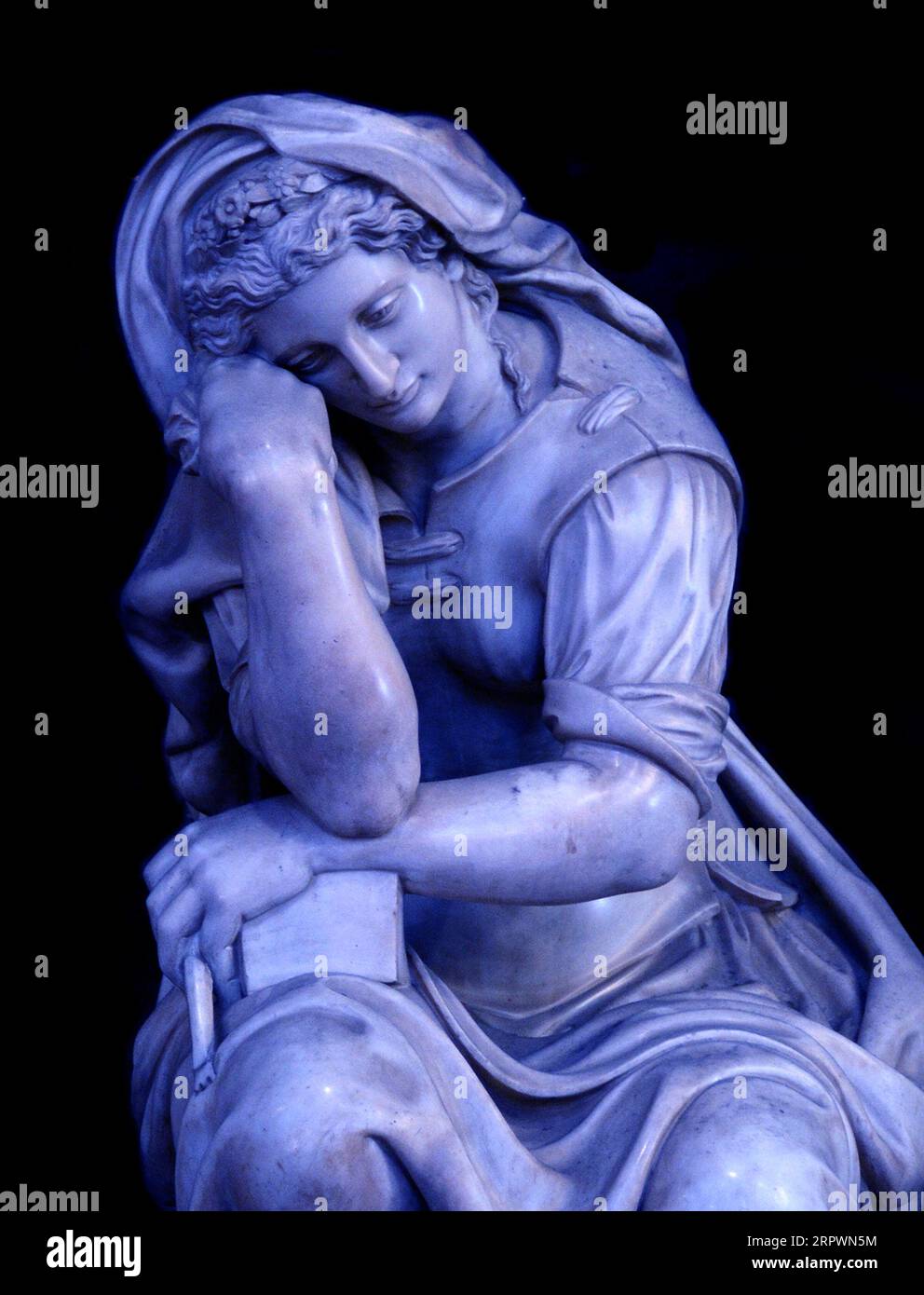 Una figura femminile sulla tomba dell'artista rinascimentale italiano Michelangelo nella Basilica di Santa Croce a Firenze, Italia. (vedere le informazioni aggiuntive) Foto Stock