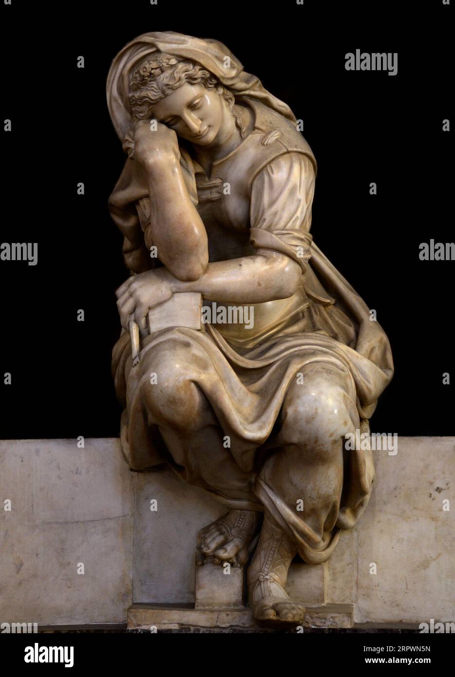 Una figura femminile sulla tomba dell'artista rinascimentale italiano Michelangelo nella Basilica di Santa Croce a Firenze, Italia. (vedere le informazioni aggiuntive) Foto Stock