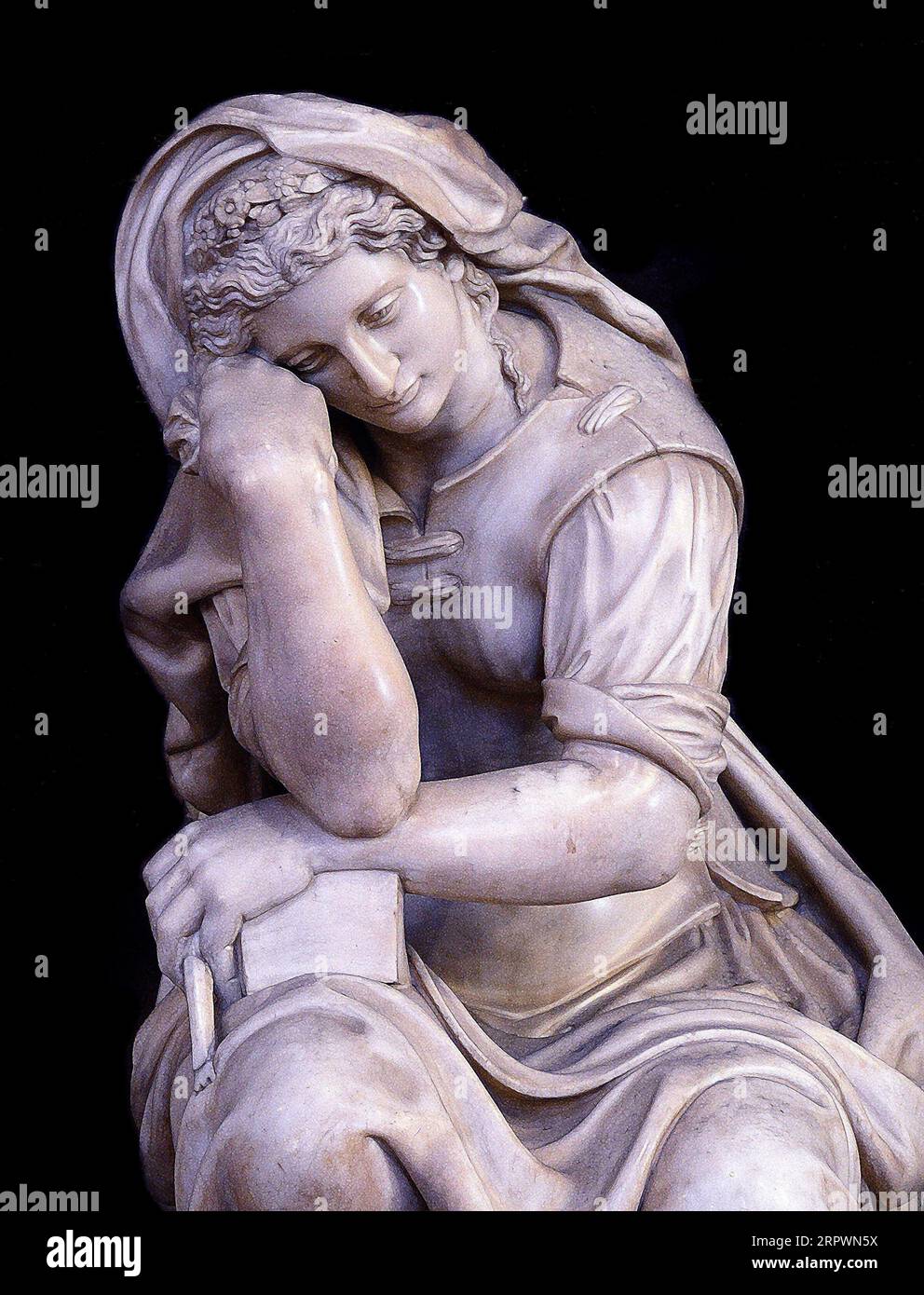 Una figura femminile sulla tomba dell'artista rinascimentale italiano Michelangelo nella Basilica di Santa Croce a Firenze, Italia. (vedere le informazioni aggiuntive) Foto Stock