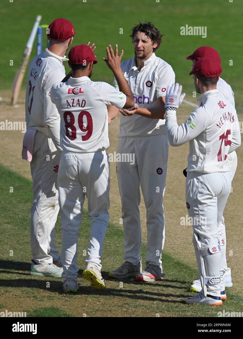 NORTHAMPTON, INGHILTERRA - 5 settembre : Emilio Gay colto da Jack White festeggia con la squadra di cricket del Northamptonshire dopo aver preso il wicket di Tom Hartley del Lancashire per il 28 giorno 3 della partita LV= Insurance County Championship tra Northamptonshire e Lancashire al County Ground di Northampton, Inghilterra. Foto Stock