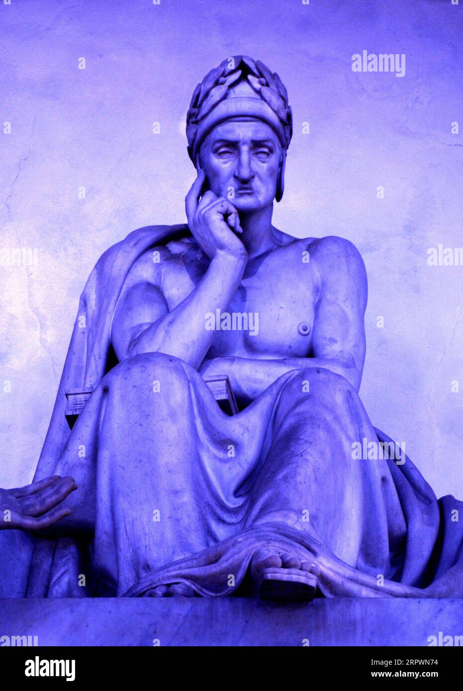 Una statua in marmo del 1830 del poeta italiano Dante Alighieri (colorata digitalmente), scolpita da Stefano Ricci, a Firenze (vedi informazioni aggiuntive). Foto Stock